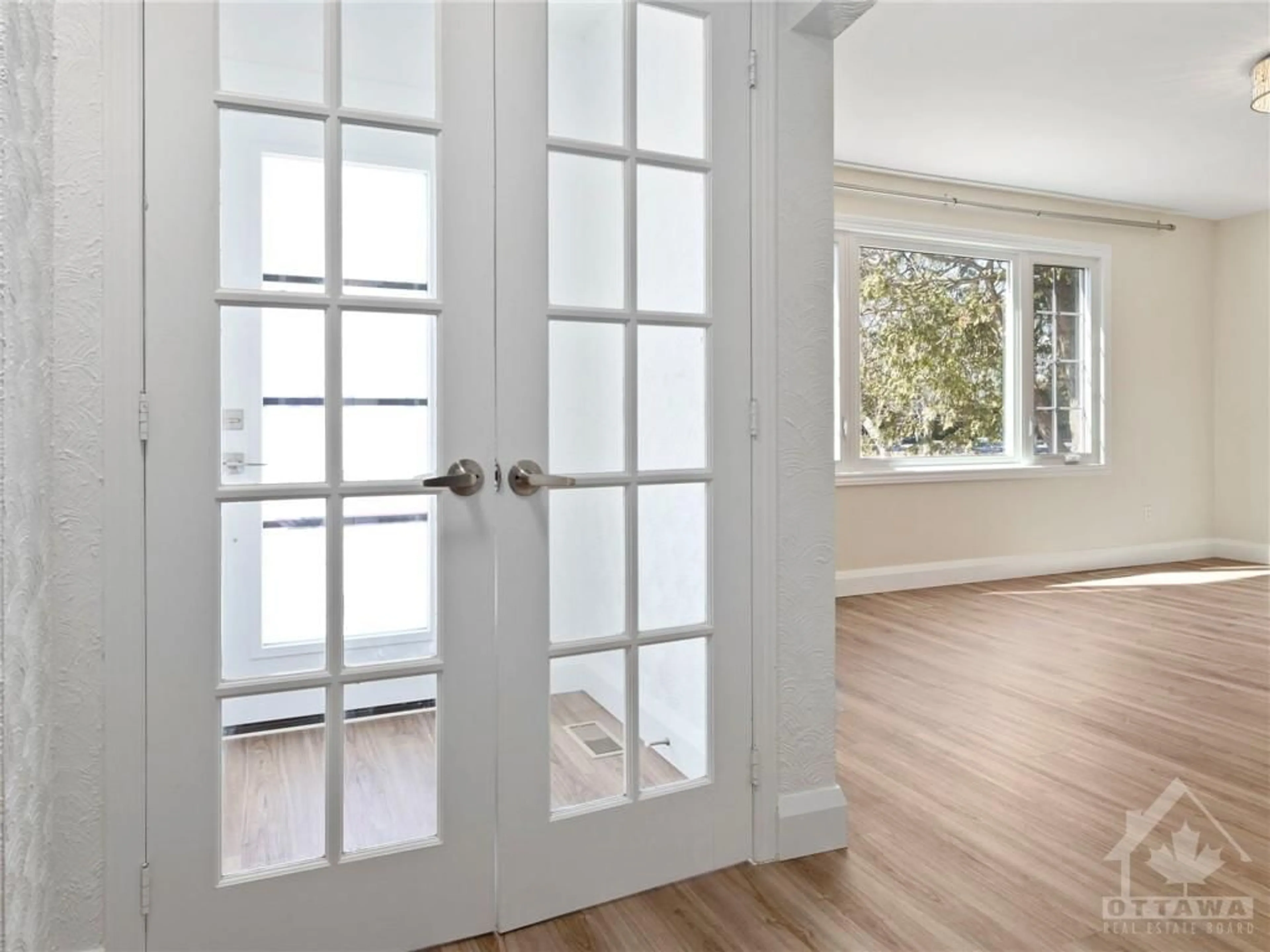 Indoor entryway, wood floors for 1989 NAPLES Ave, Ottawa Ontario K1G 2B5