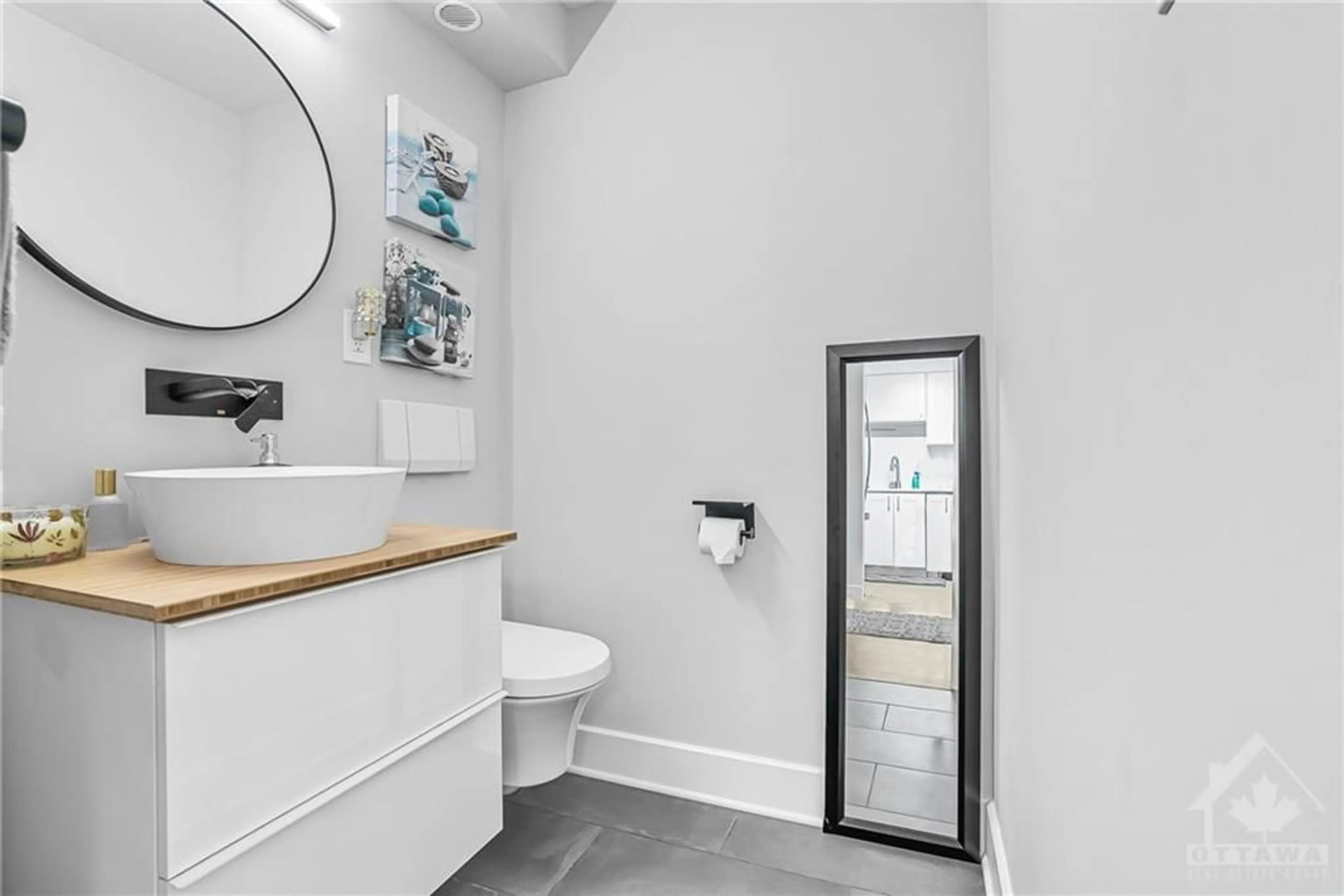 Bathroom, wood floors for 151 BAY St #905, Ottawa Ontario K1R 7T2