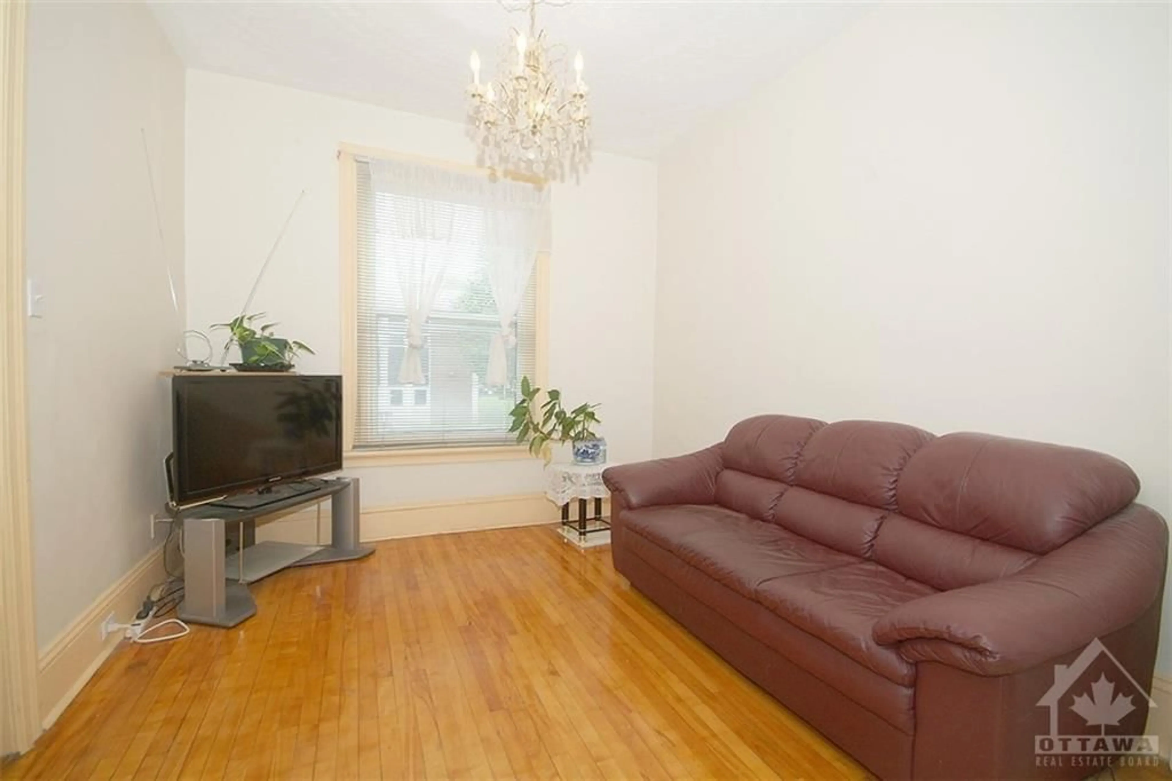 Living room for 153 PERCY St, Ottawa Ontario K1R 6E4