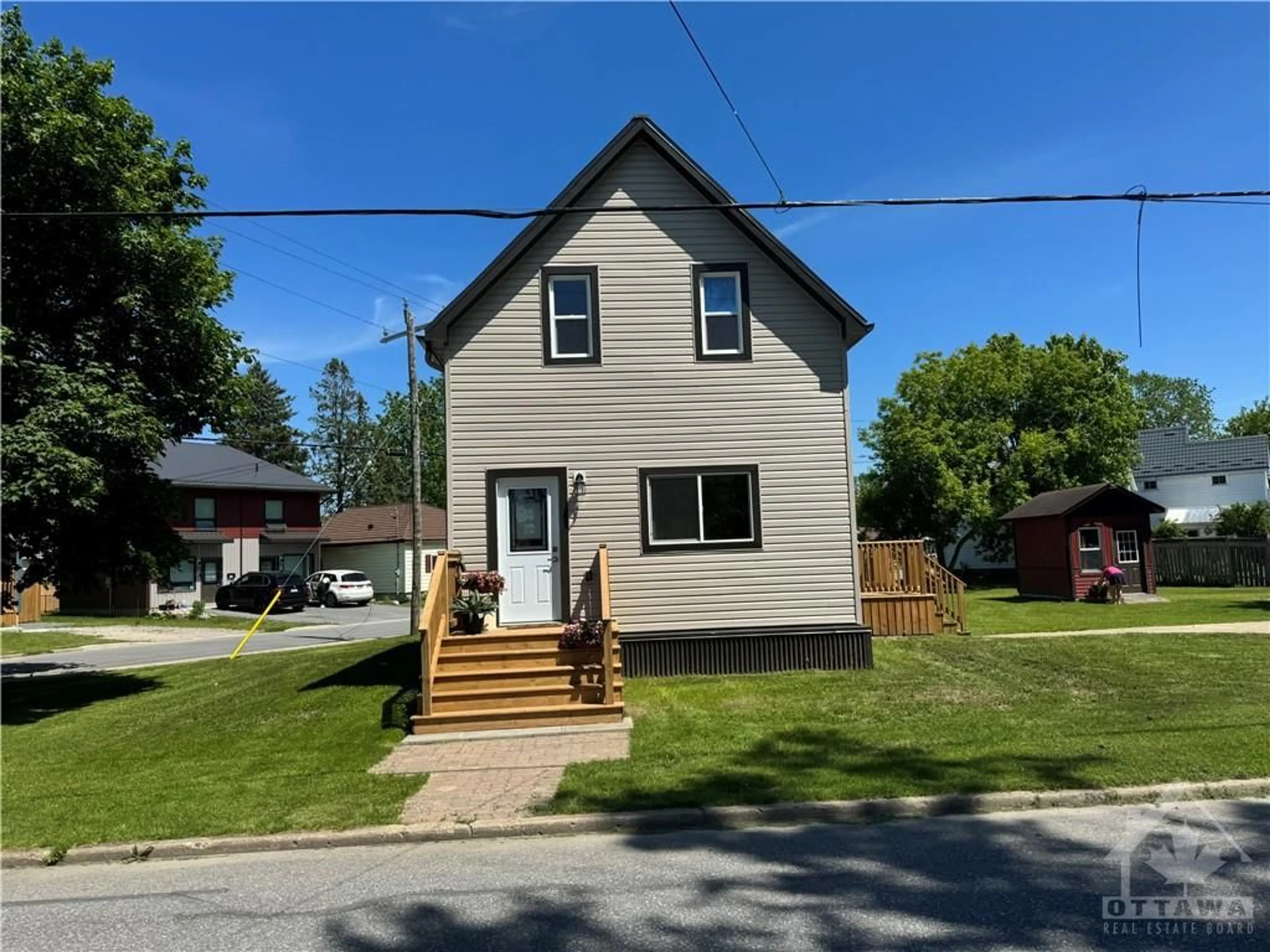 Frontside or backside of a home, cottage for 27 ANNE St, Smiths Falls Ontario K7A 2R1