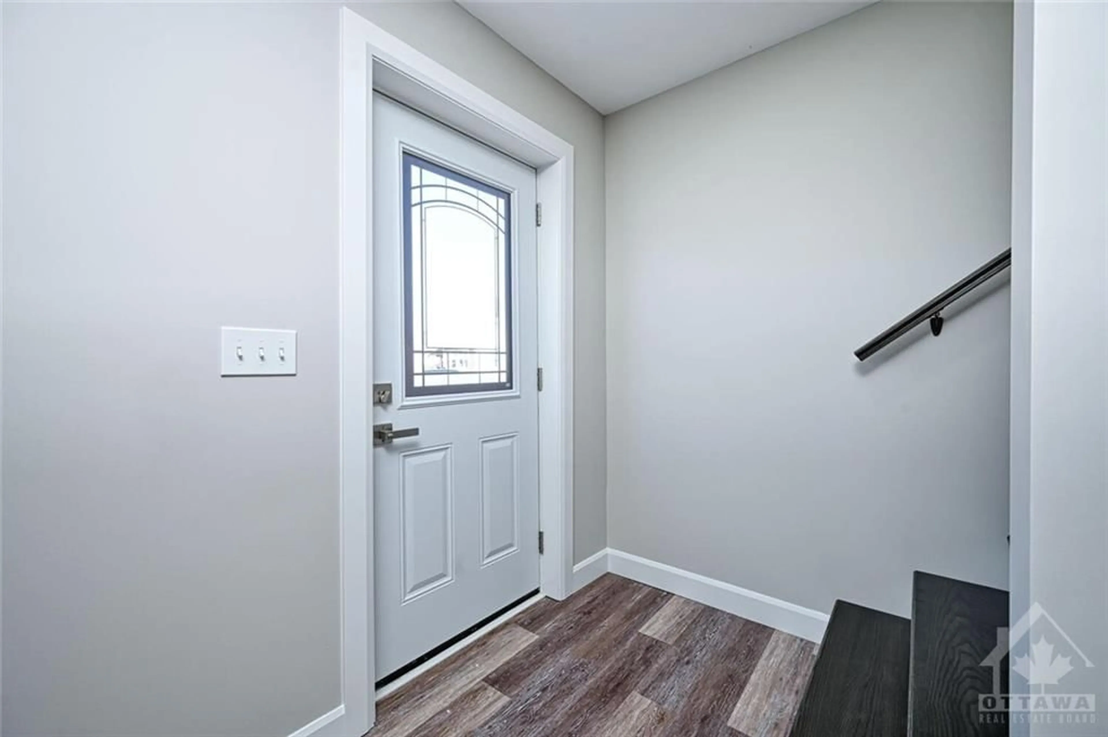 Indoor entryway, wood floors for 27 ANNE St, Smiths Falls Ontario K7A 2R1