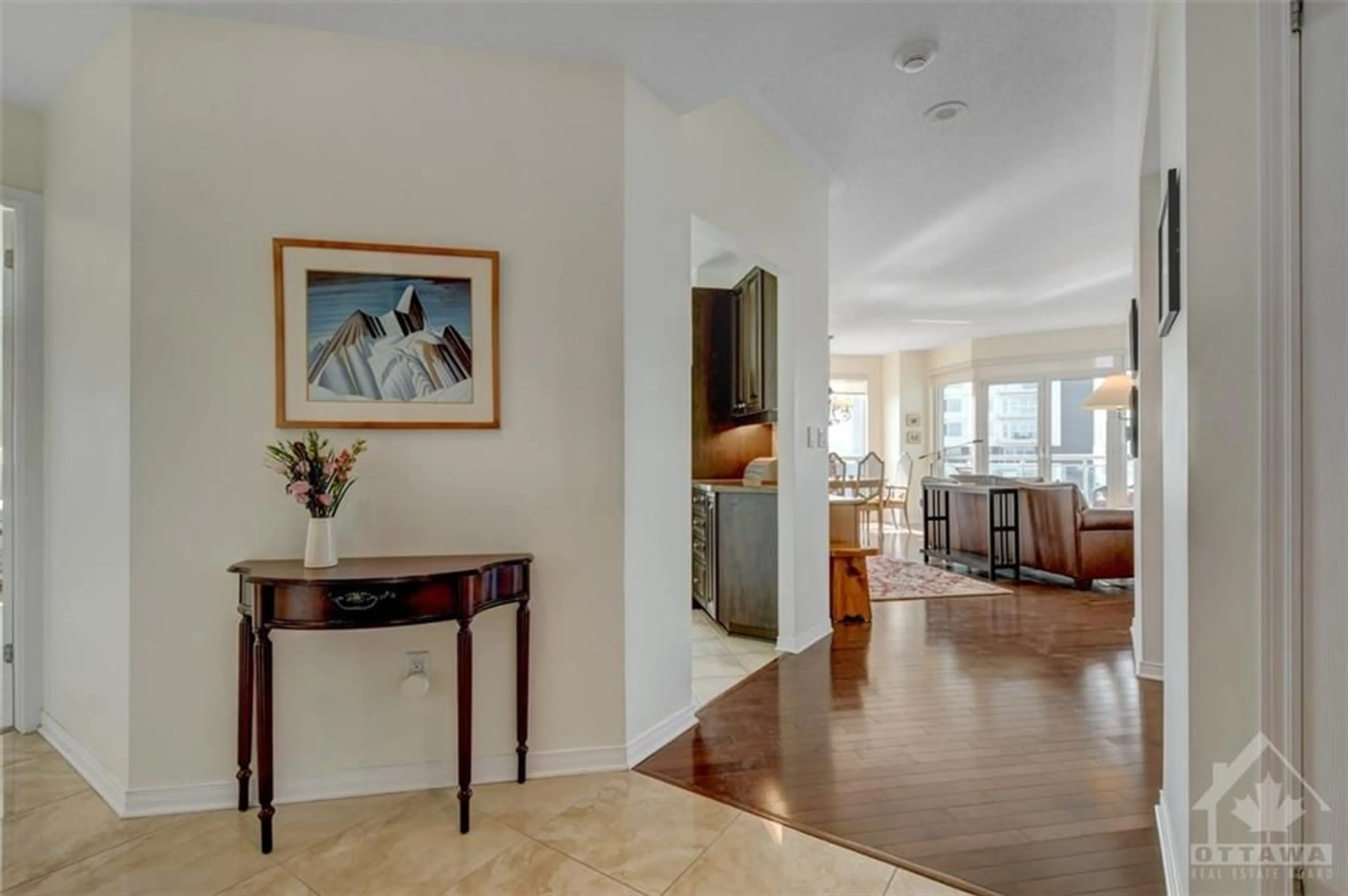 Indoor foyer, wood floors for 38 METROPOLE Pvt #701, Ottawa Ontario K1Z 1E9