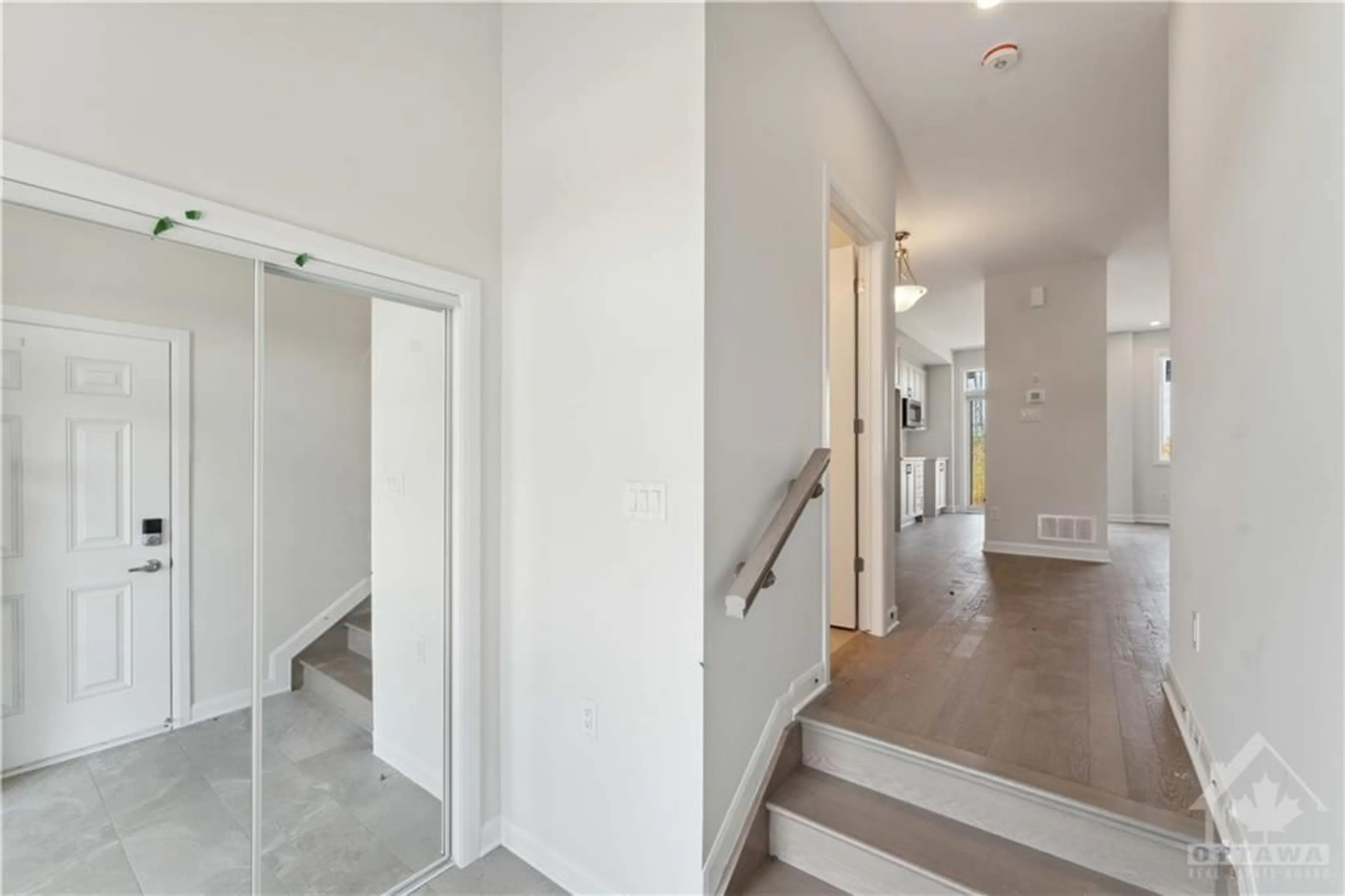 Indoor foyer for 365 ESTABLISH Ave, Orleans Ontario K4A 5R9