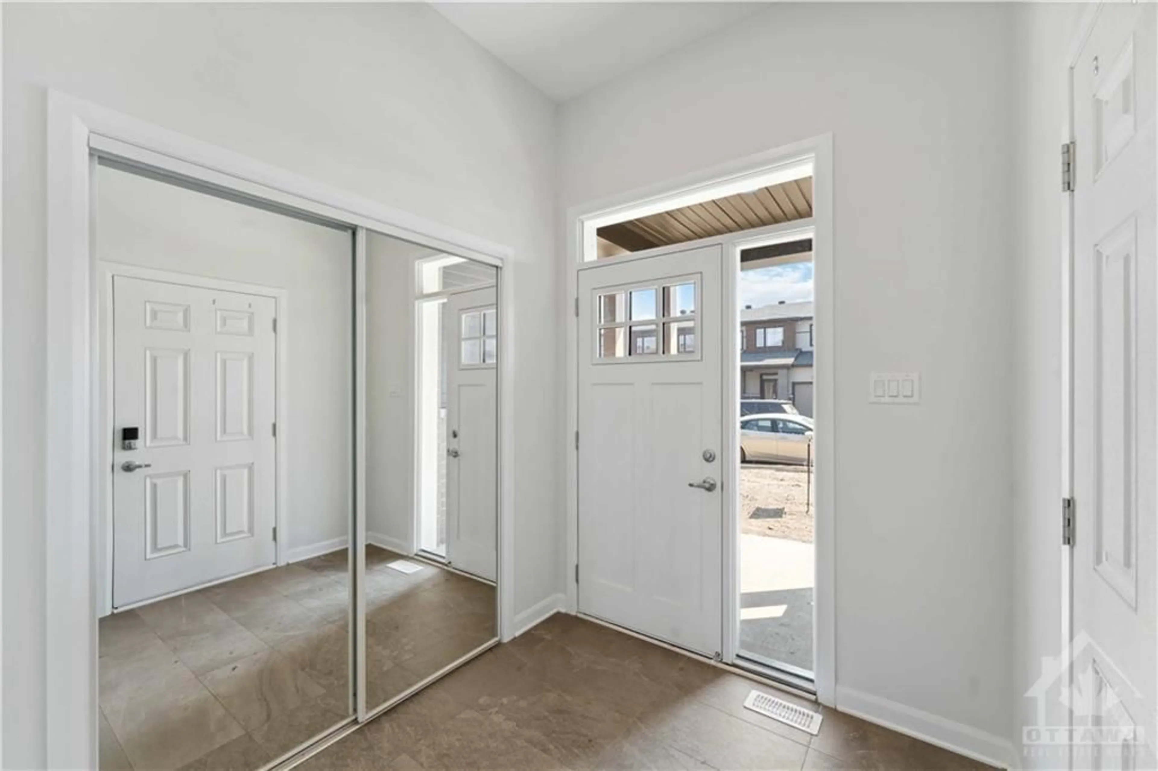 Indoor entryway for 339 ESTABLISH Ave, Orleans Ontario K4A 5R9