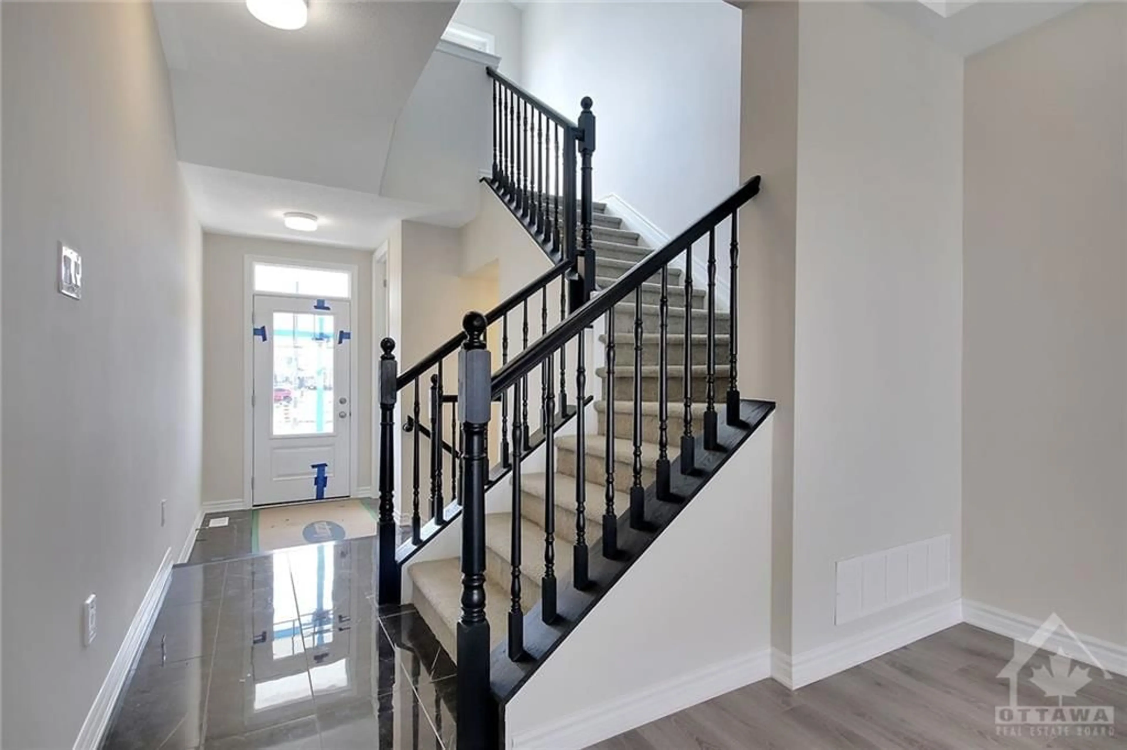 Indoor foyer for 640 BRONZE COPPER Cres, Ottawa Ontario K0A 2Z0