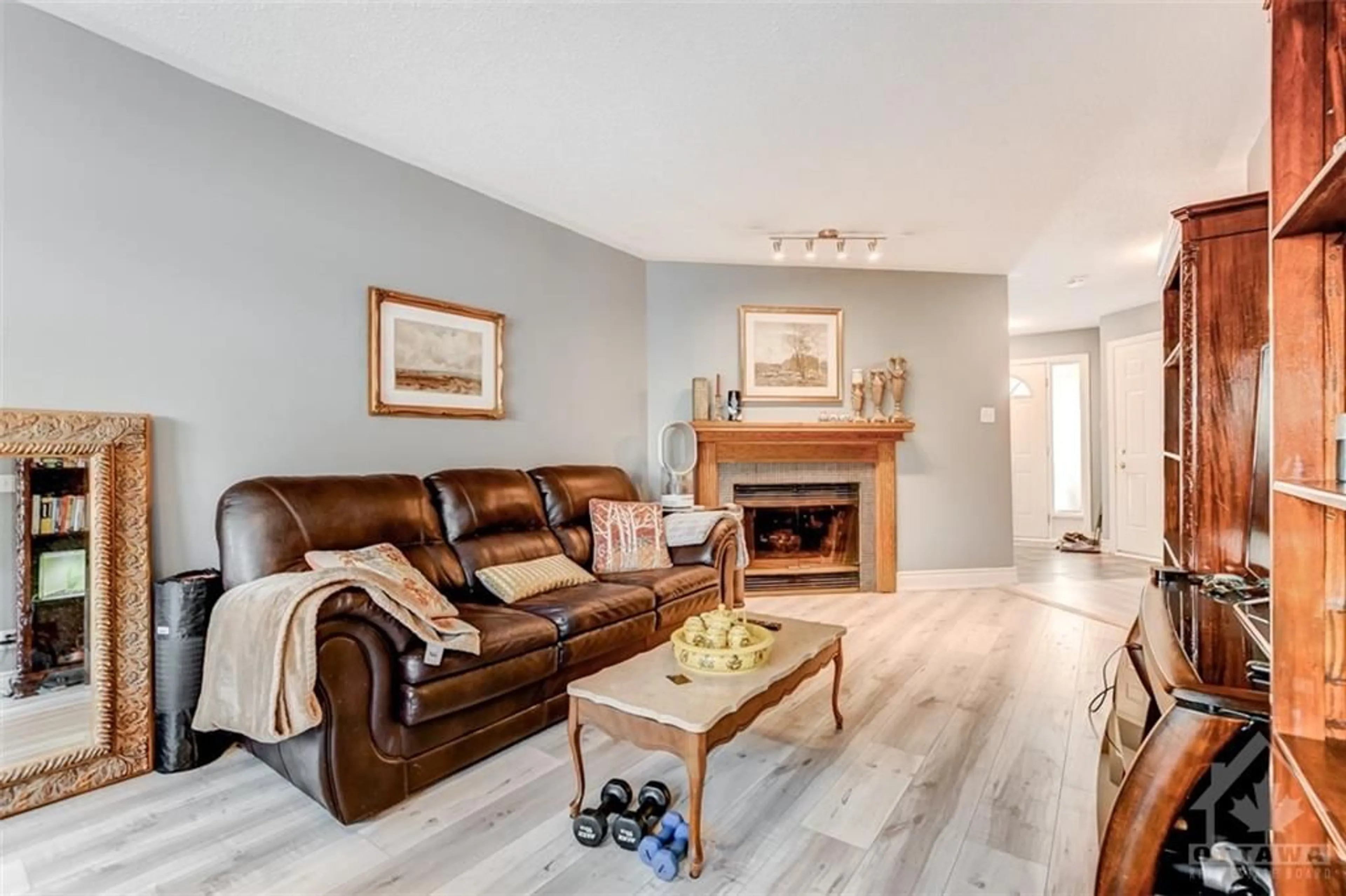 Living room, wood floors for 116 THORNBURY Cres, Nepean Ontario K2G 6C2