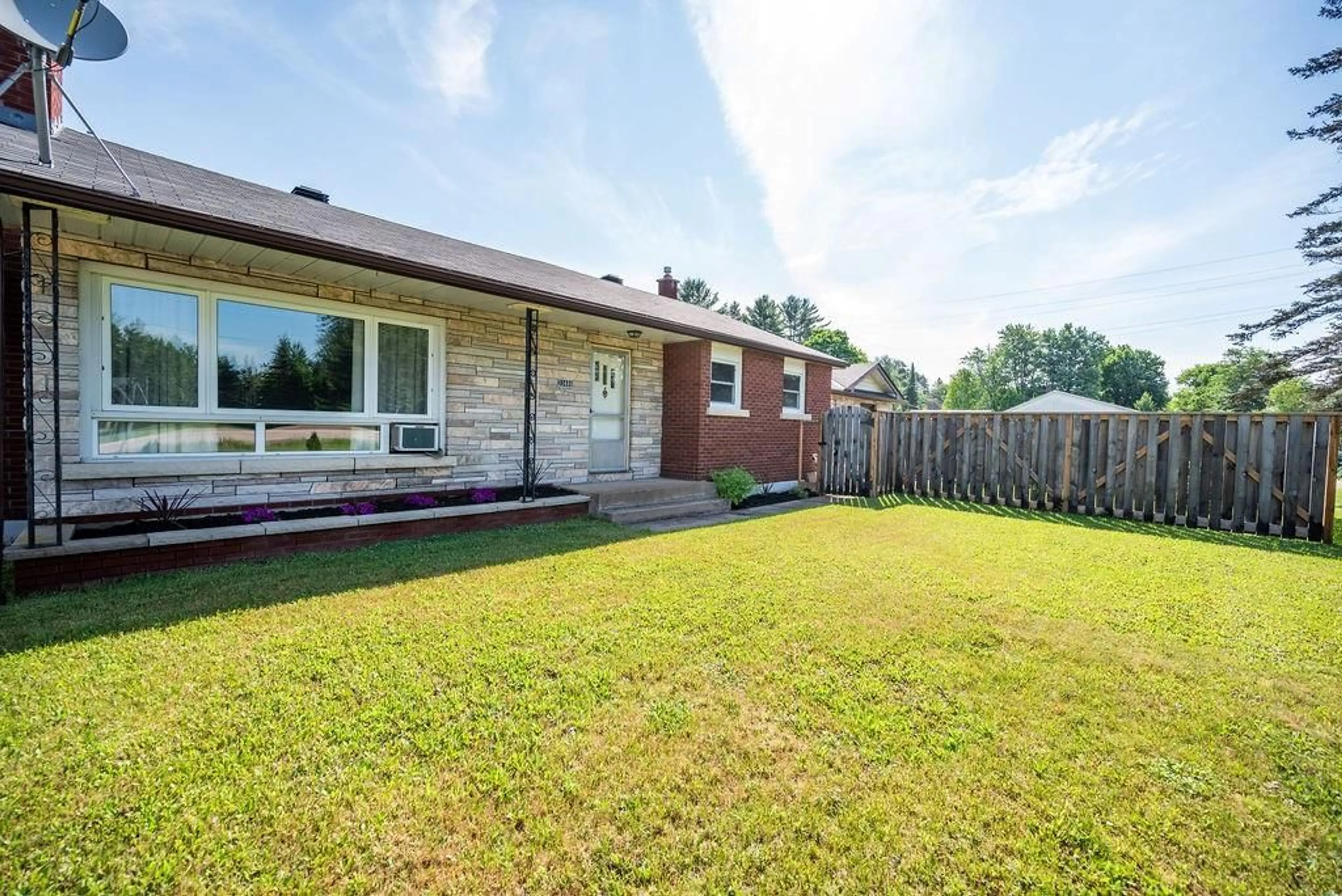 Home with brick exterior material for 33486 HIGHWAY 17 Hwy, Deep River Ontario K0J 1P0