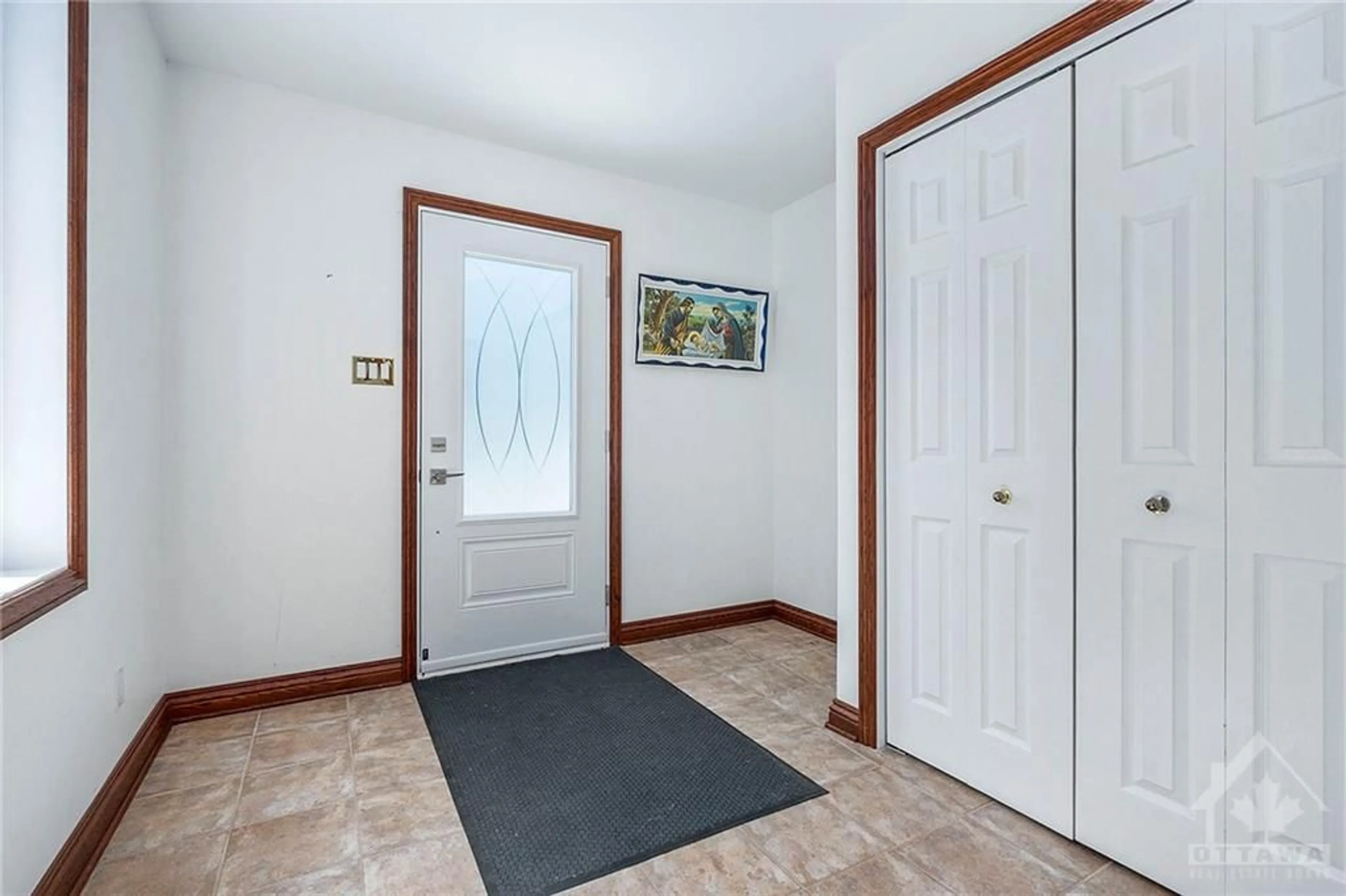 Indoor entryway, wood floors for 4812 TORBOLTON RIDGE Rd, Ottawa Ontario K0A 3M0