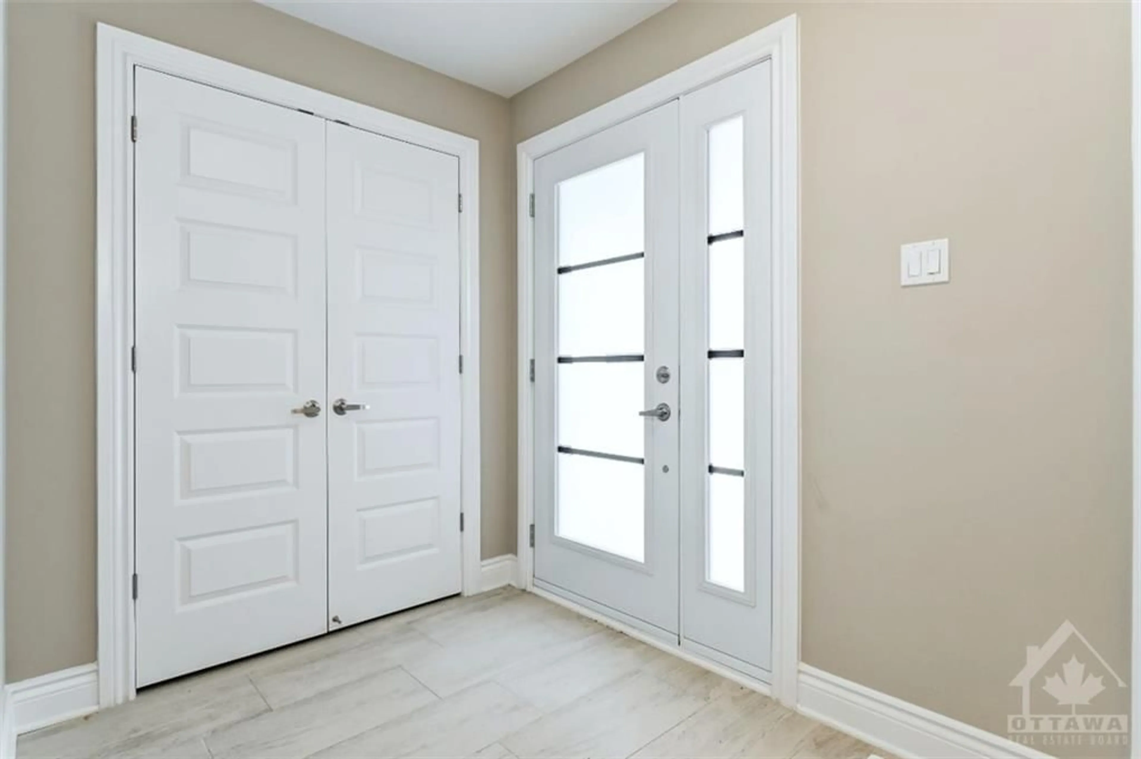 Indoor entryway for 85 DARQUISE St, Rockland Ontario K4K 0N9