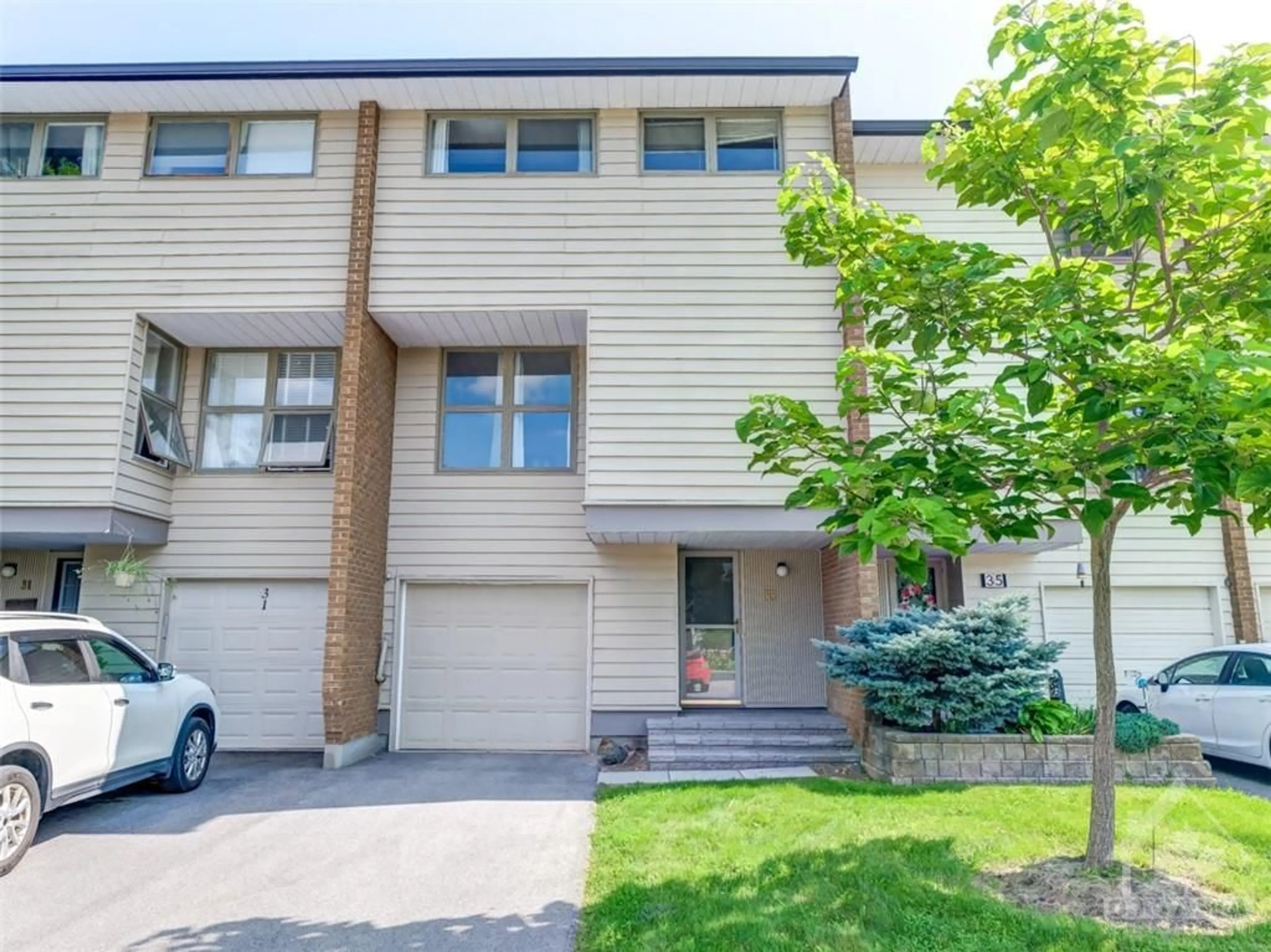 A pic from exterior of the house or condo for 33 CARMICHAEL Crt, Ottawa Ontario K2K 1K1