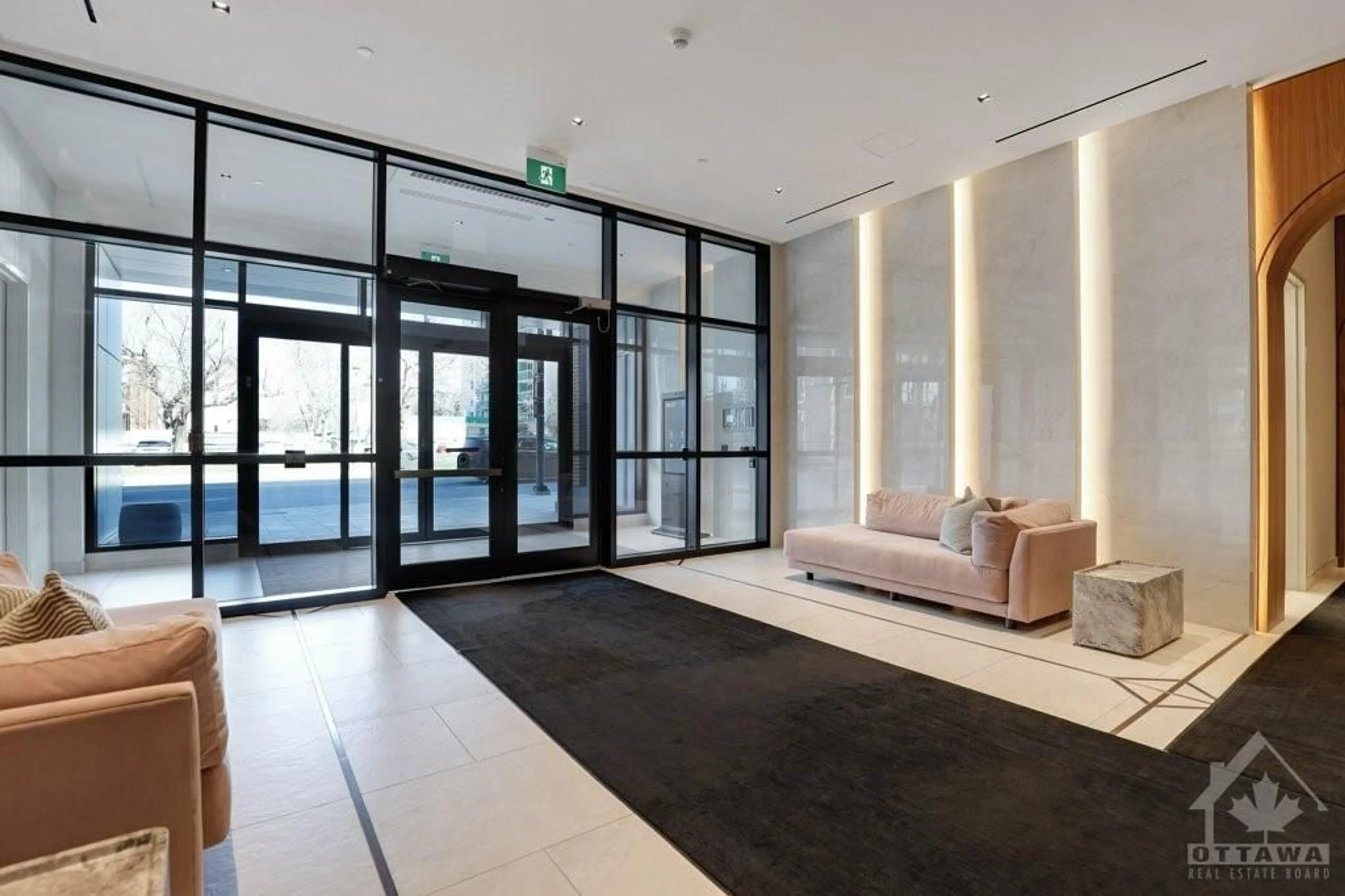 Indoor lobby, cement floor for 560 RIDEAU St #517, Ottawa Ontario K1N 0G3