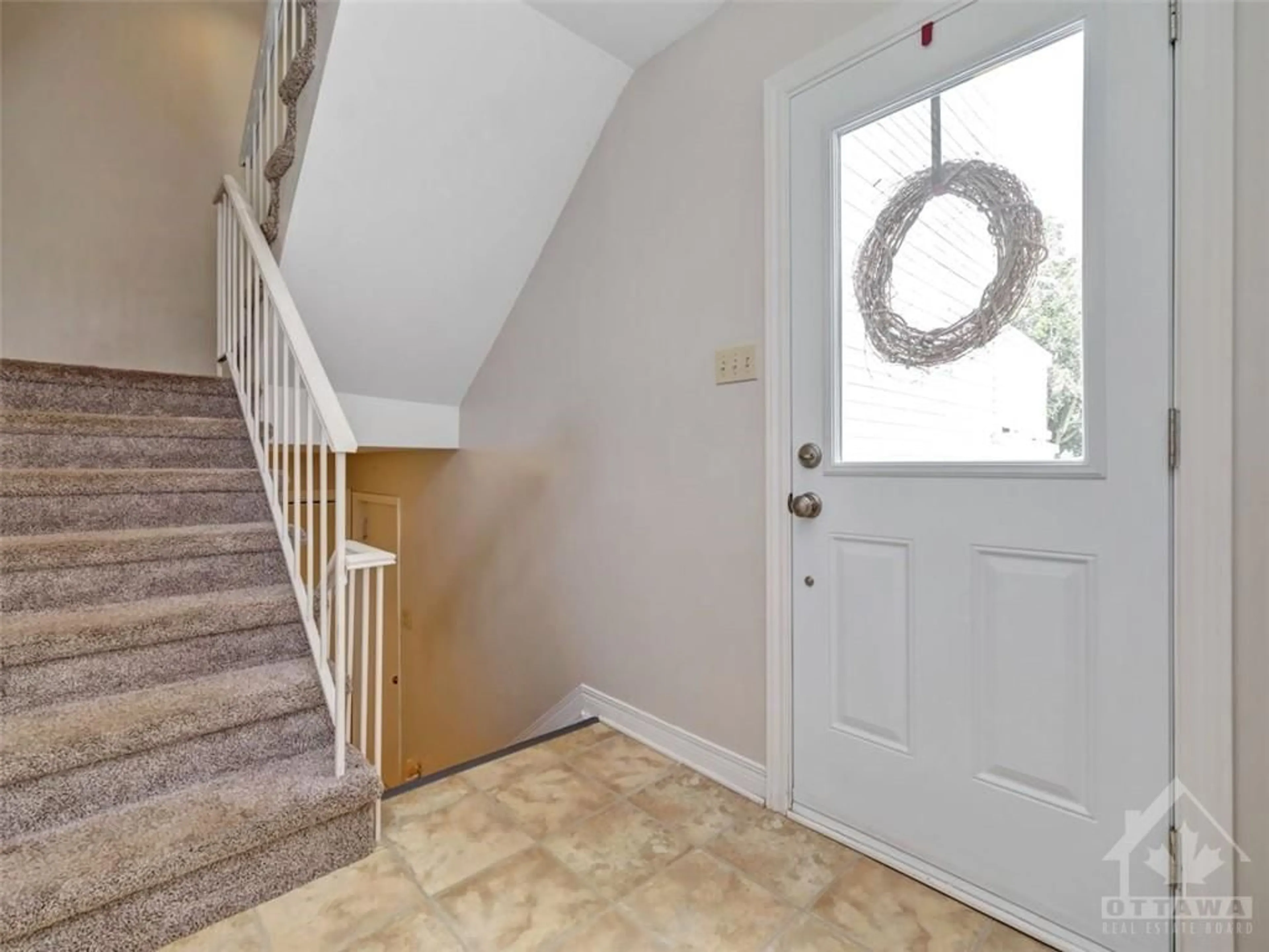 Indoor entryway for 39 CASTLEGREEN Pvt, Ottawa Ontario K1T 3N4