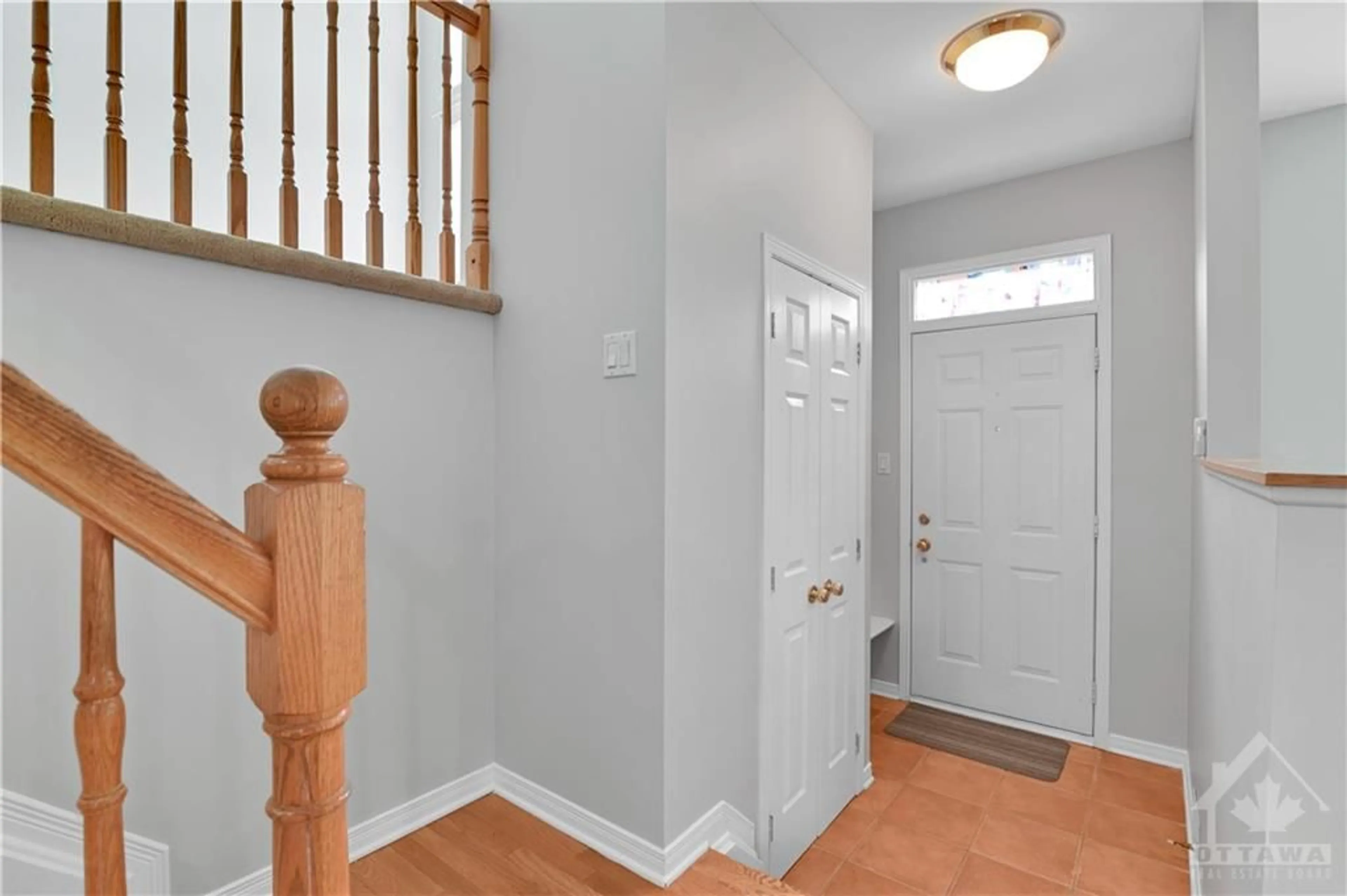 Indoor entryway for 62 JARDIN Pvt, Ottawa Ontario K1K 4V9