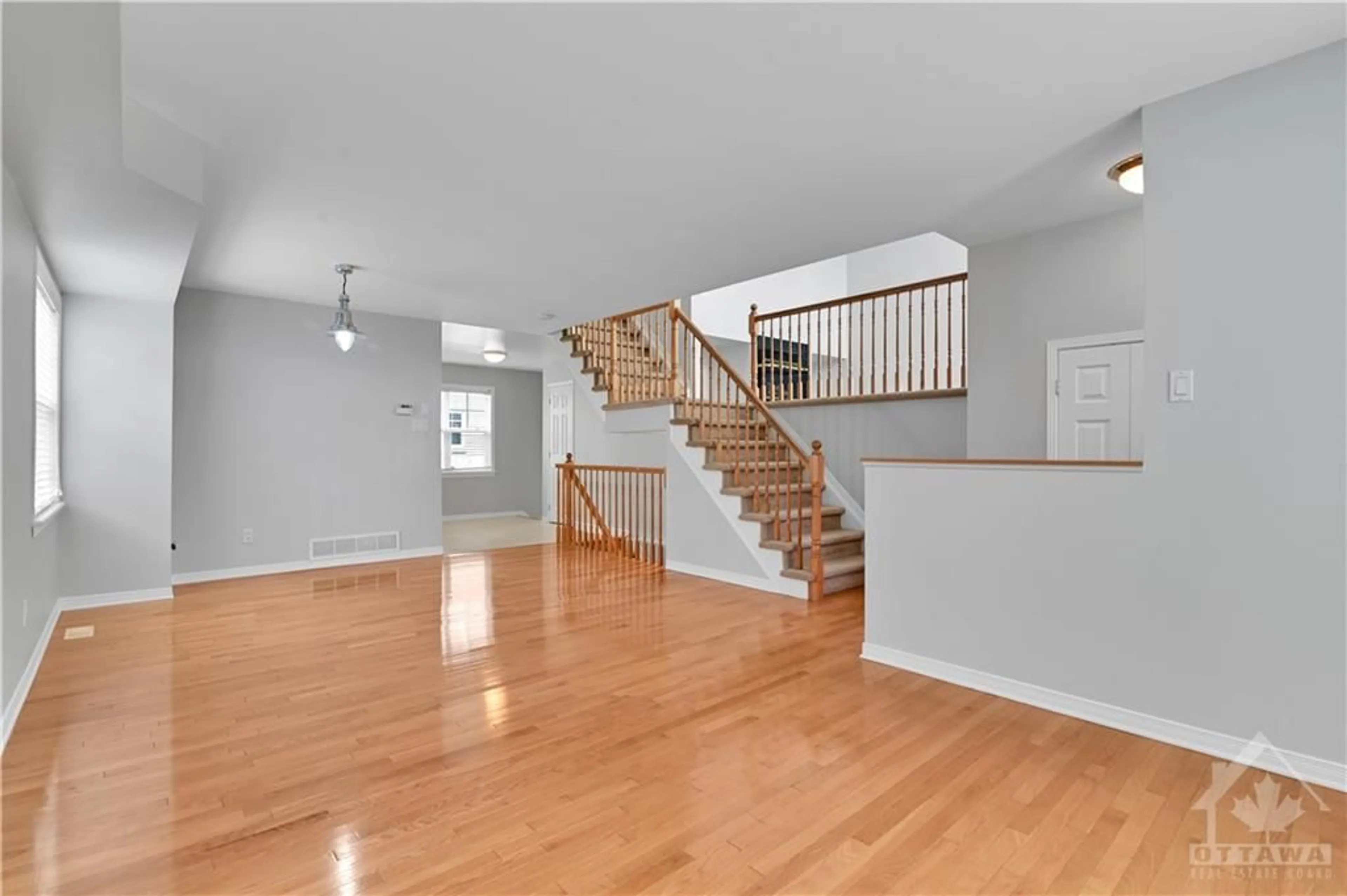 Indoor foyer, wood floors for 62 JARDIN Pvt, Ottawa Ontario K1K 4V9