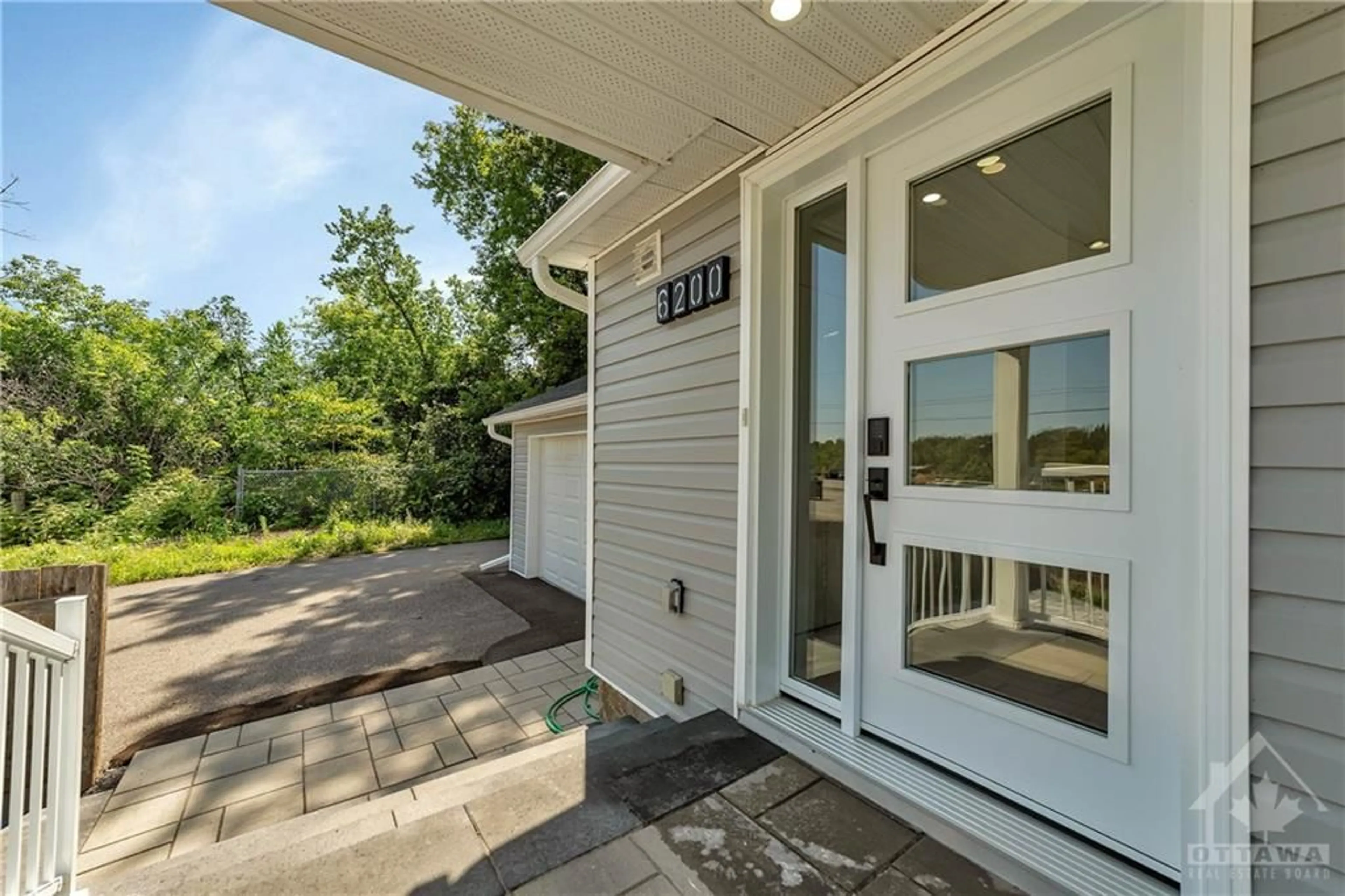 Indoor entryway, wood floors for 6200 RUSSELL Rd, Ottawa Ontario K0A 1K0