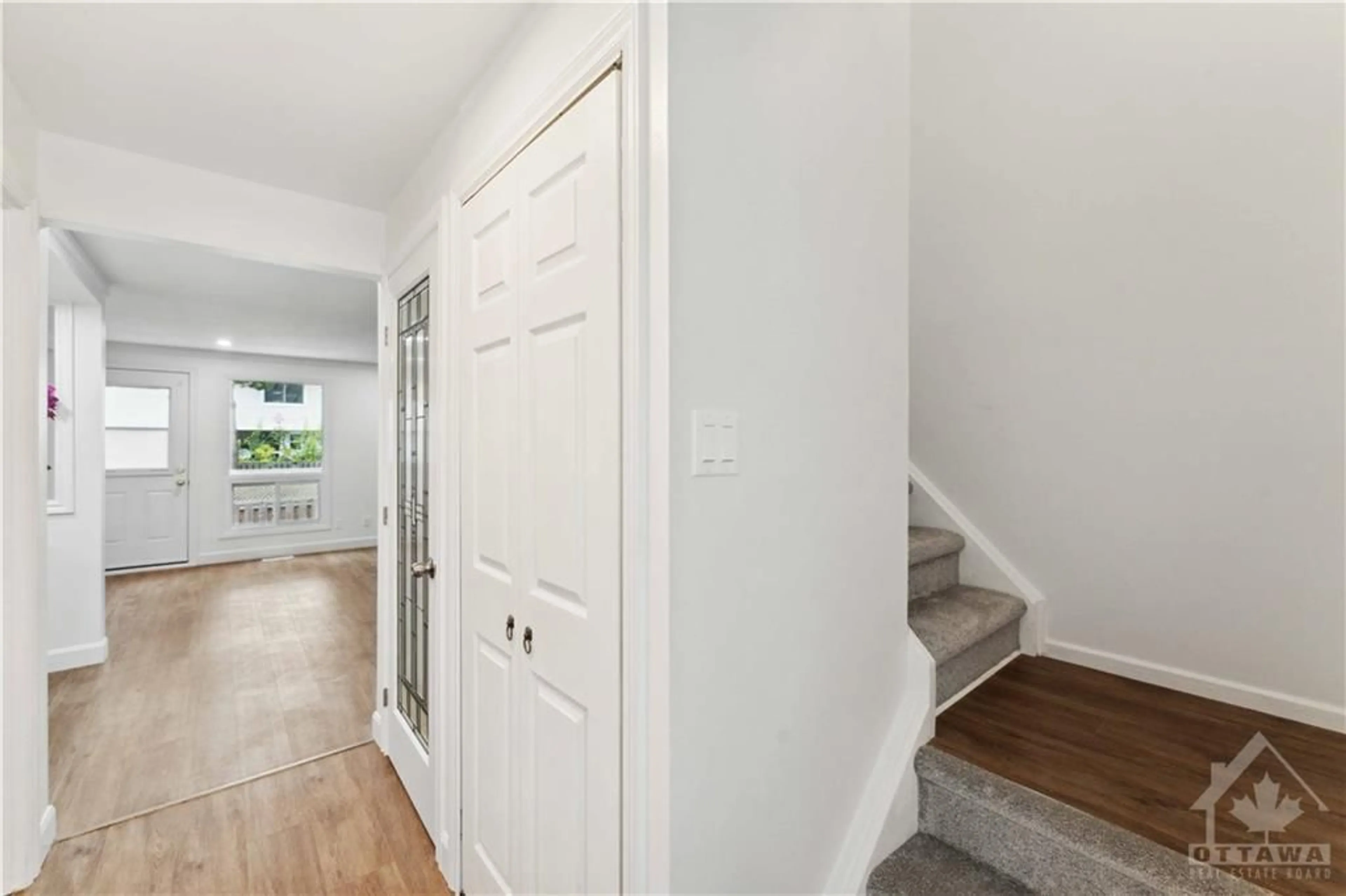 Indoor entryway for 8 THISTLEDOWN Crt #2, Ottawa Ontario K2J 1M9