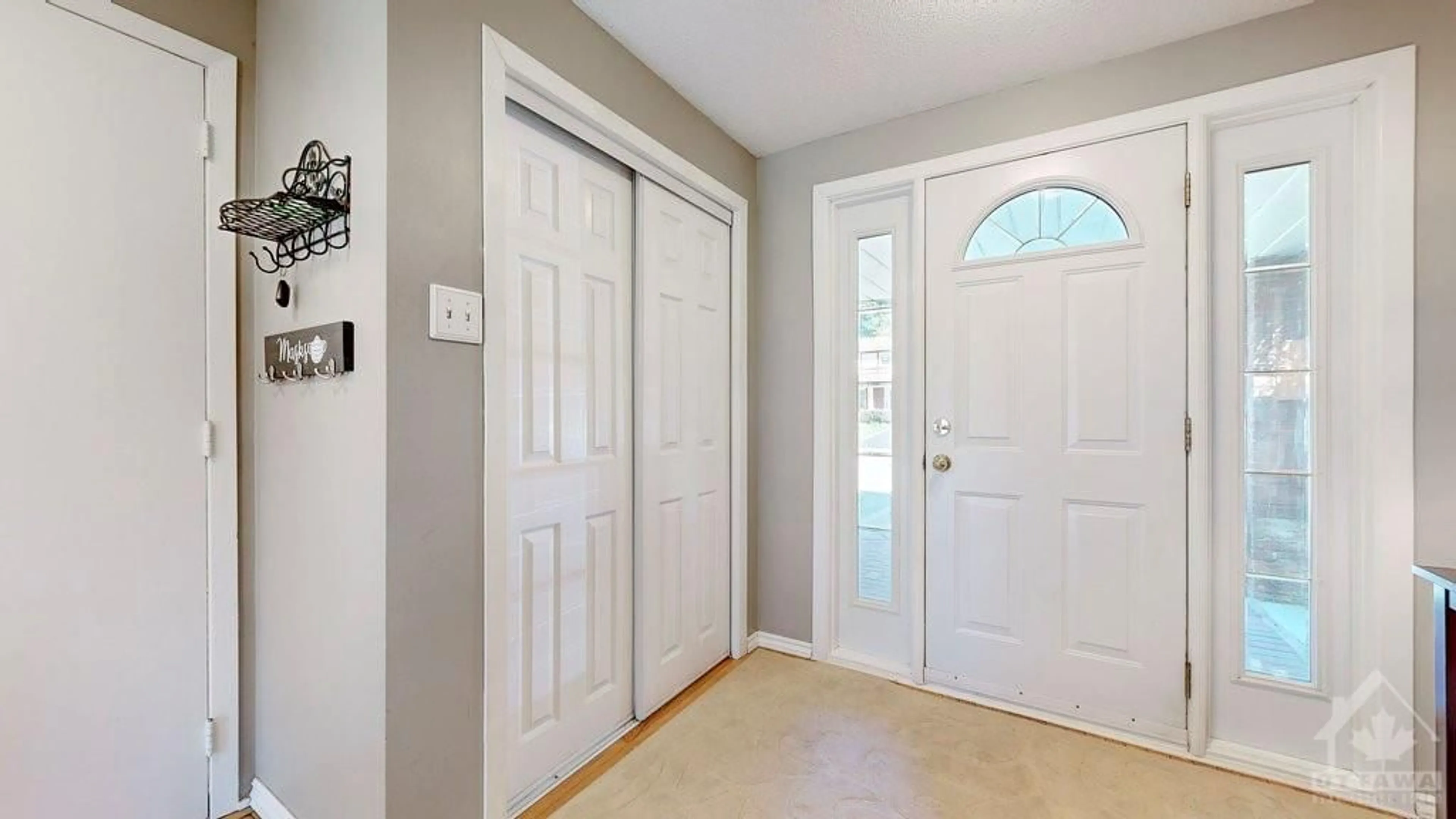 Indoor entryway, wood floors for 19 WEDGEWOOD Cres, Ottawa Ontario K1B 4B5