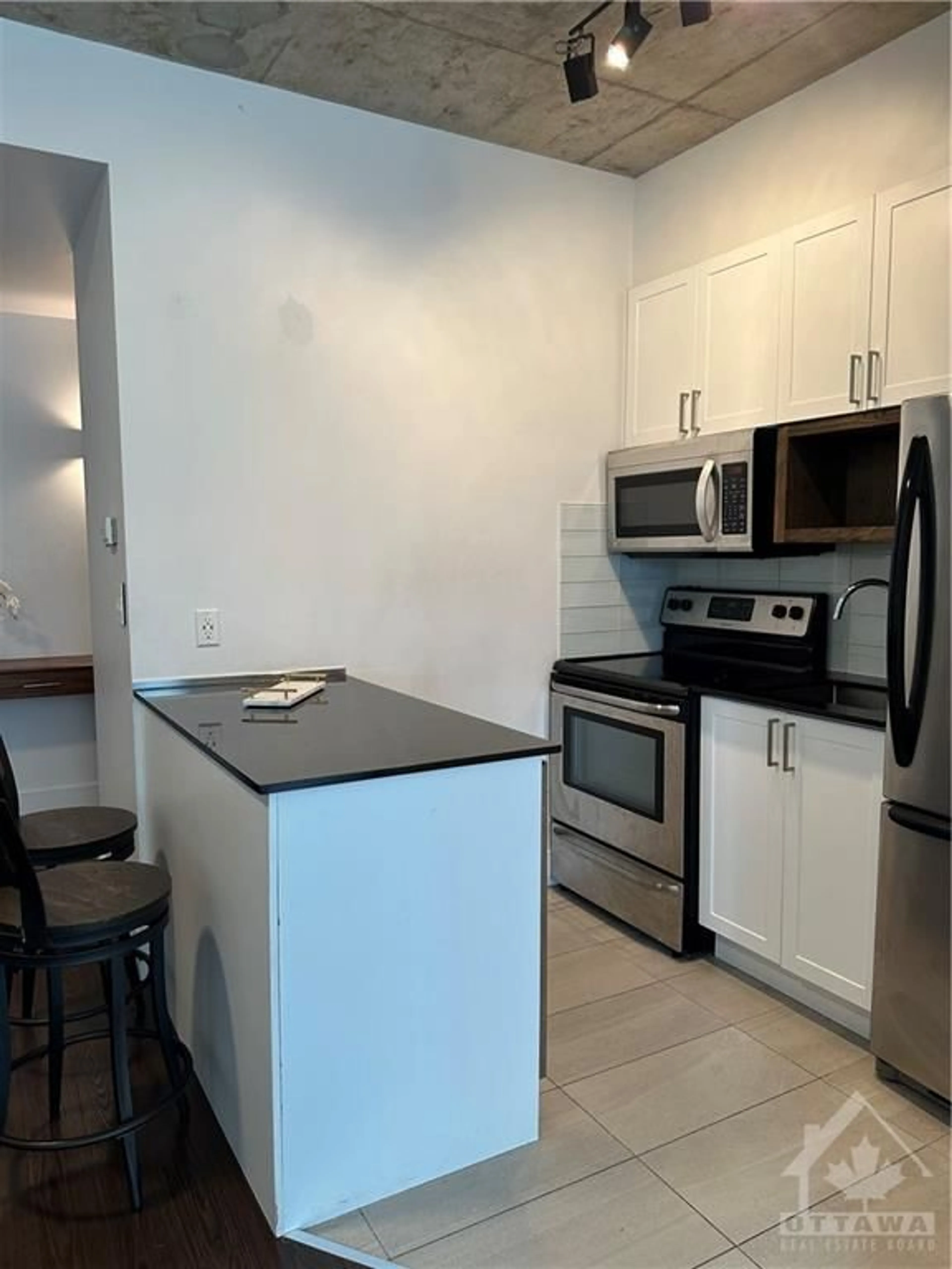 Standard kitchen for 179 GEORGE St #2105, Ottawa Ontario K1N 1J8