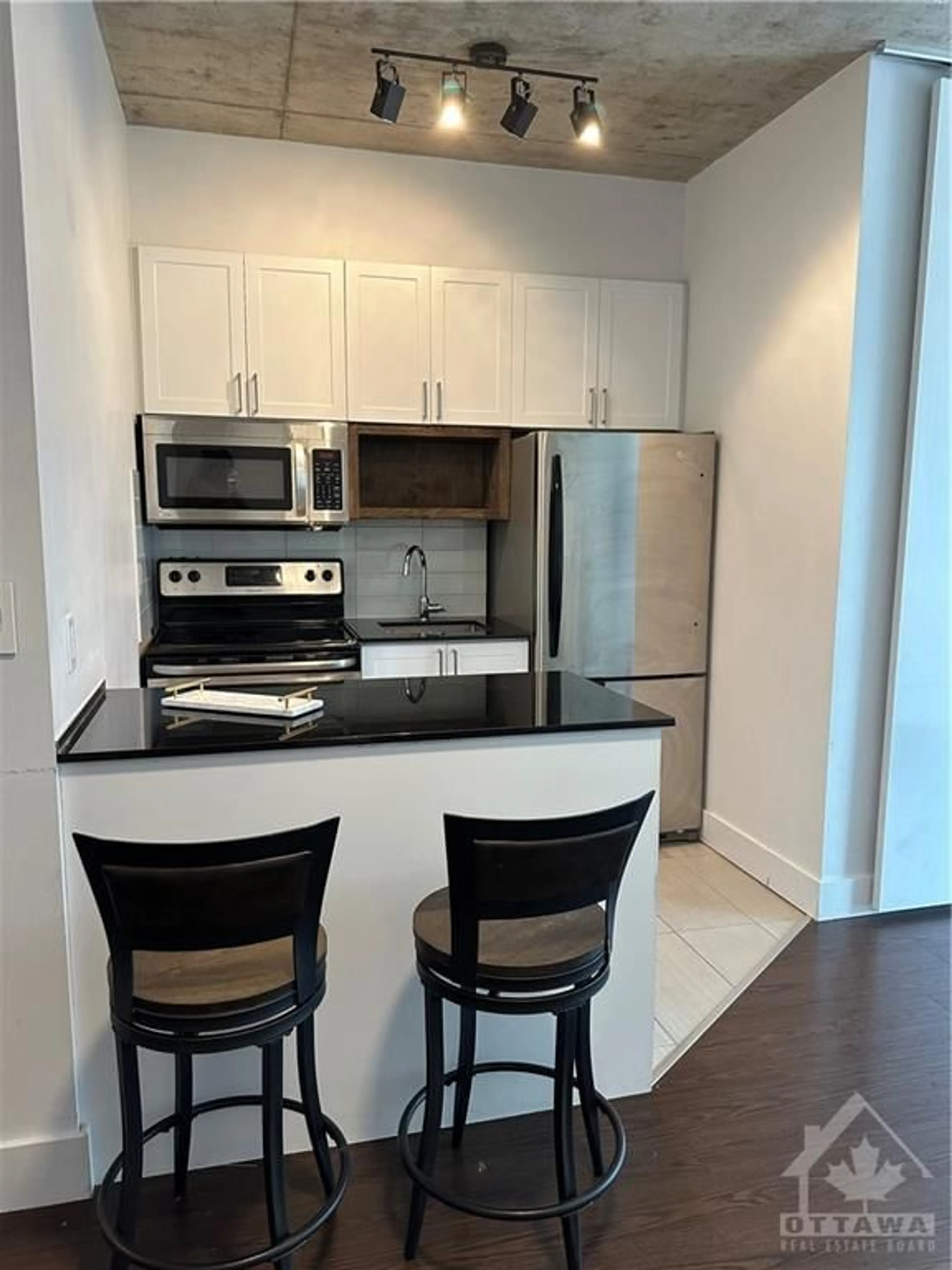 Standard kitchen for 179 GEORGE St #2105, Ottawa Ontario K1N 1J8