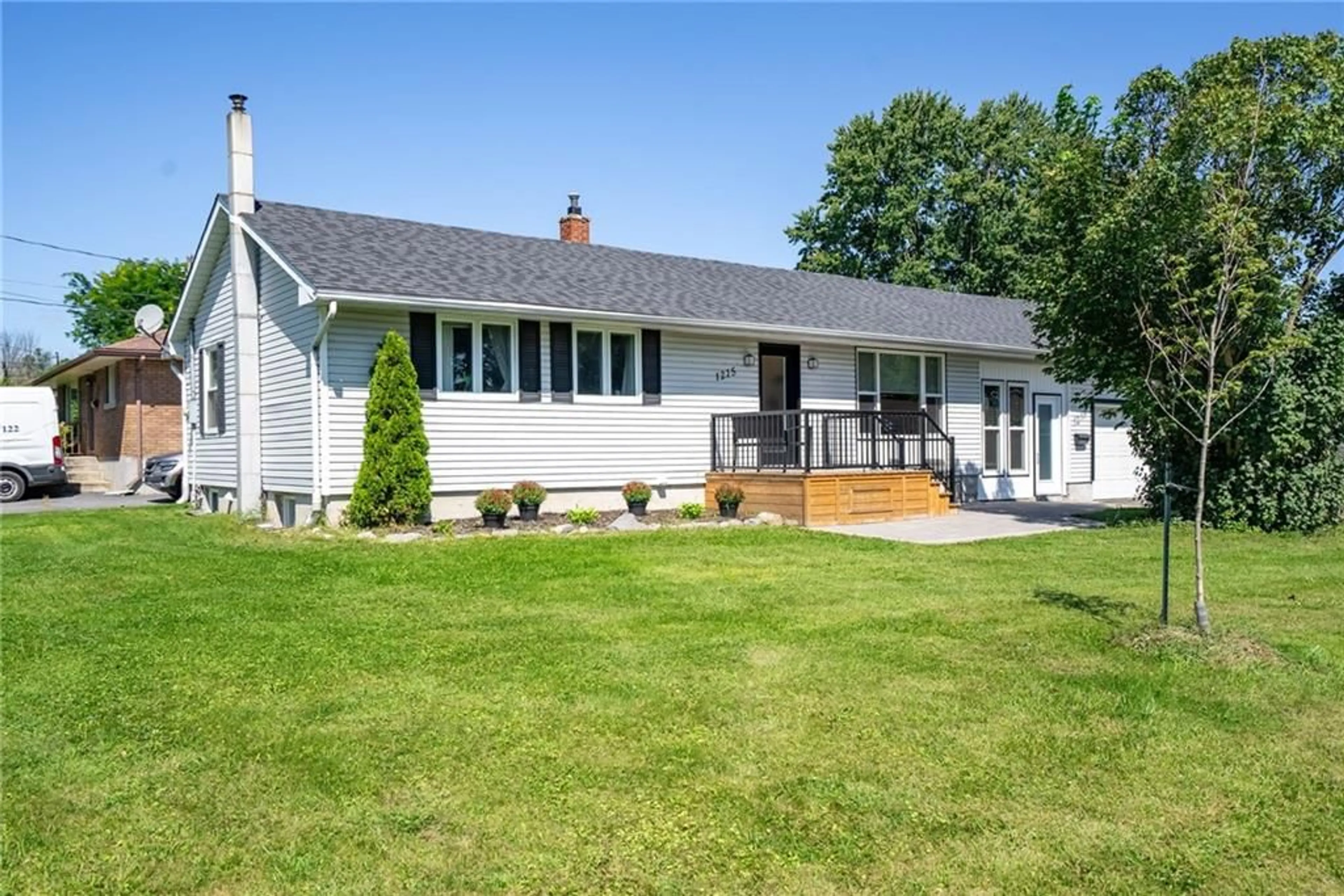 Frontside or backside of a home for 1215 QUEEN St, Cornwall Ontario K6J 1P7