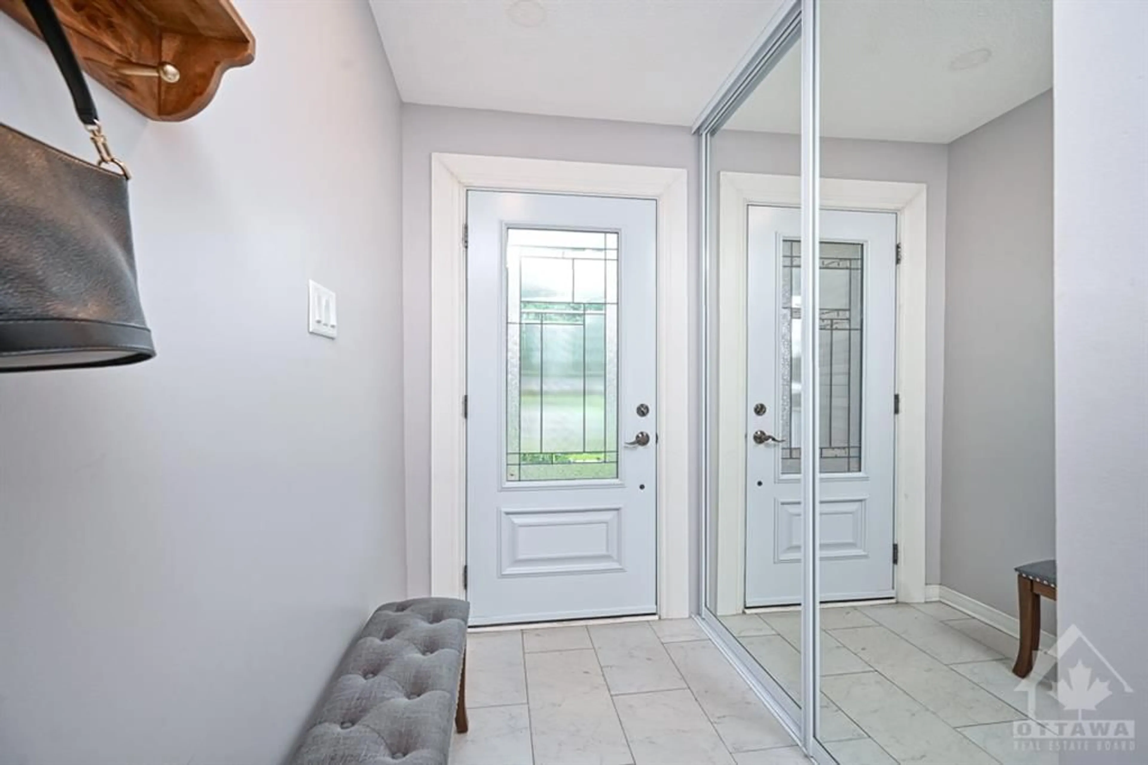 Indoor entryway for 1402 BEAUCOURT Pl, Orleans Ontario K4A 1W3