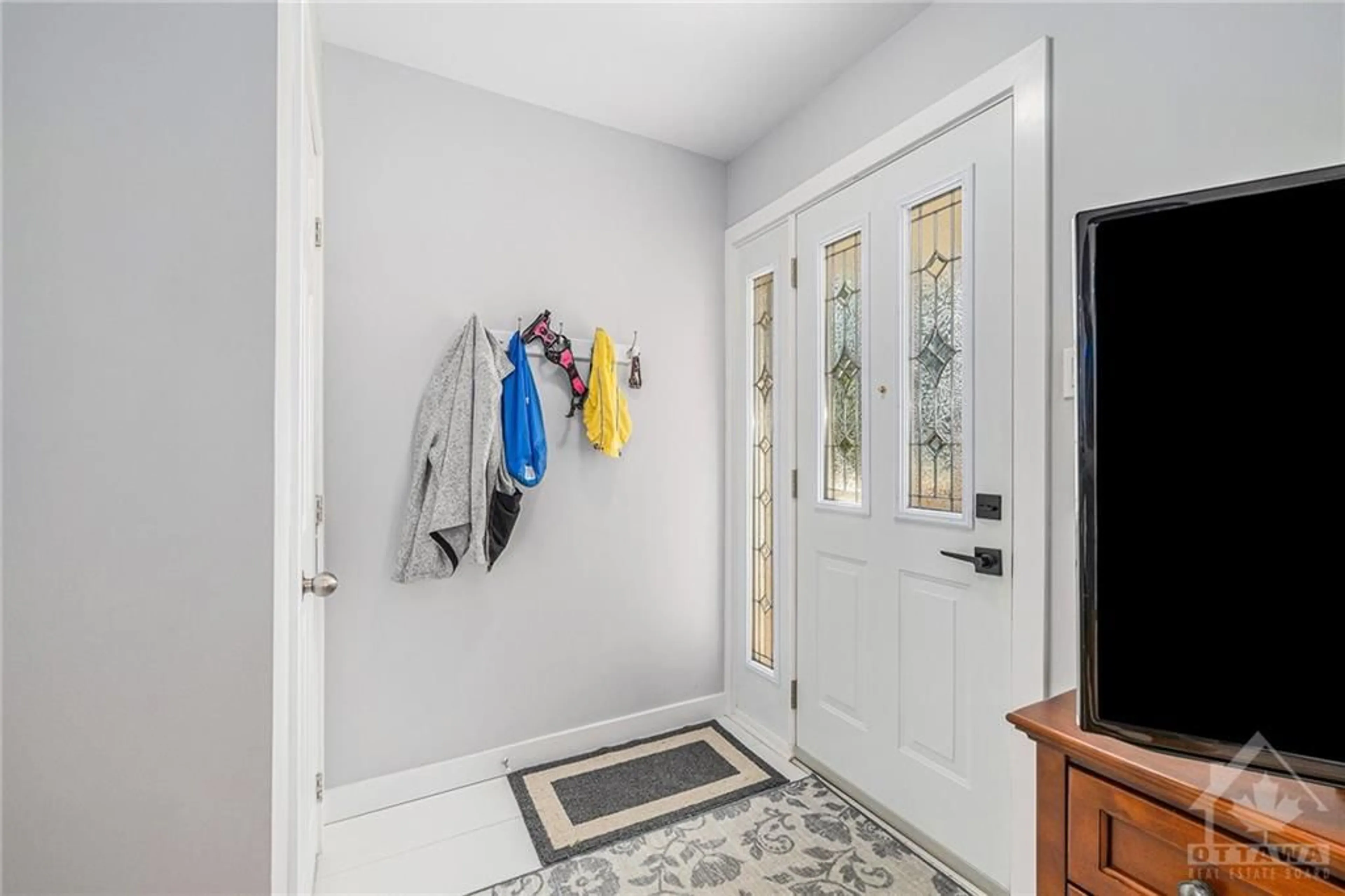 Indoor entryway for 925 ELSETT Dr, Ottawa Ontario K1G 2S7