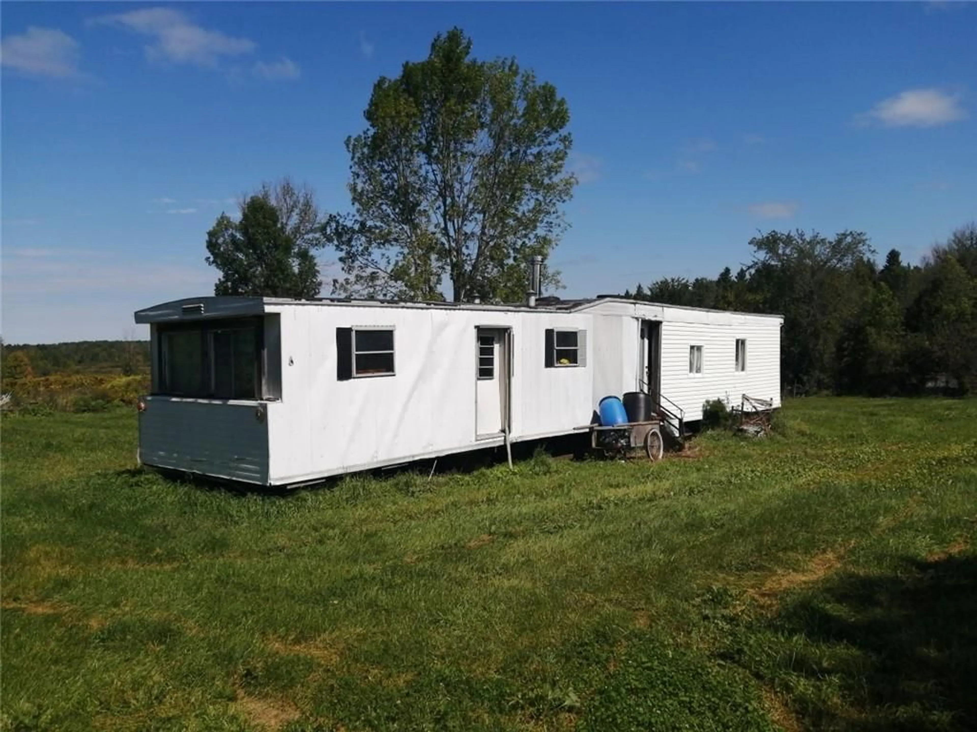 Home with vinyl exterior material for 19307 KENYON CONCESSION  RD7 Rd, Dunvegan Ontario K0C 1J0