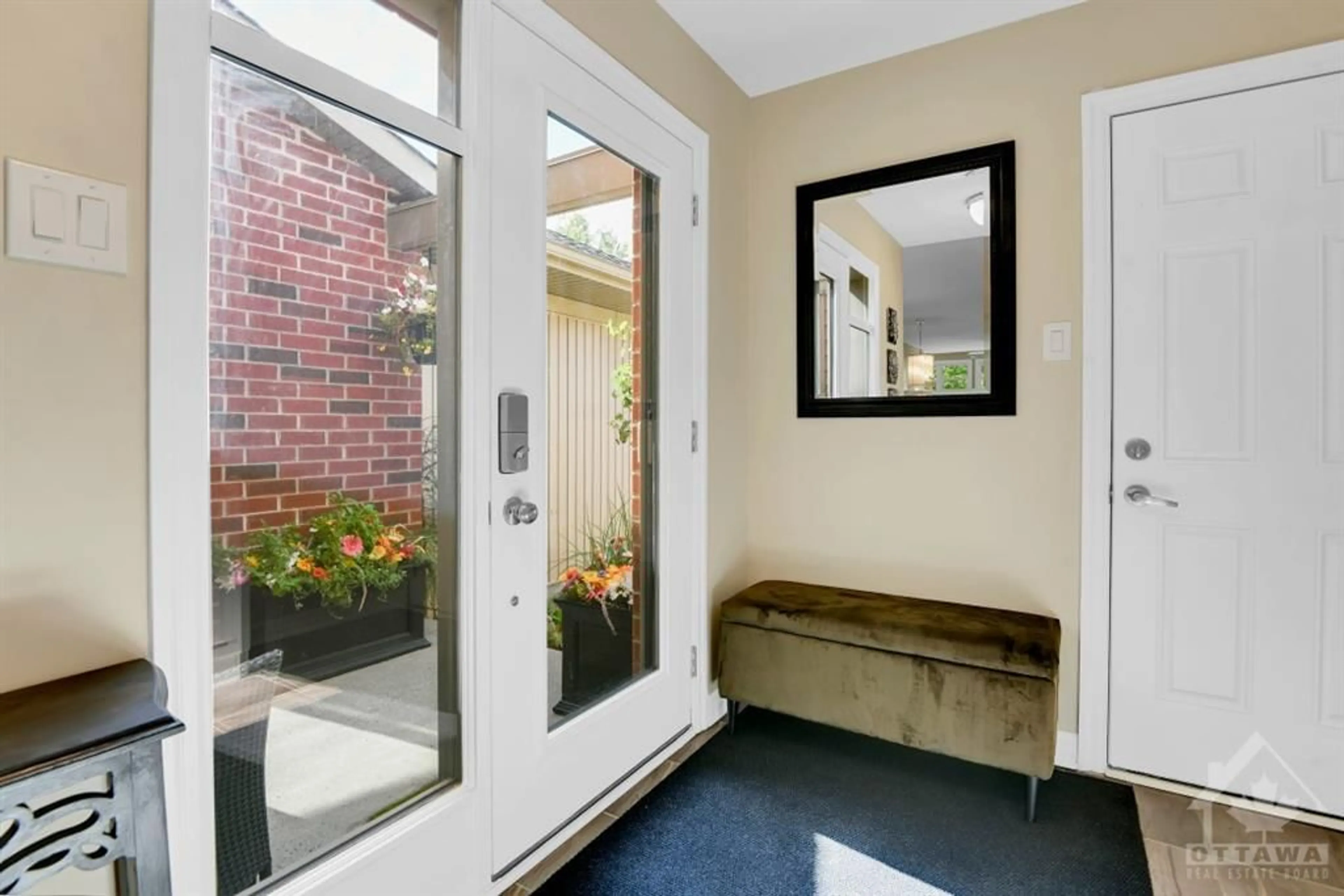 Indoor entryway, wood floors for 43 AVEIA Pvt, Ottawa Ontario K4A 0X1