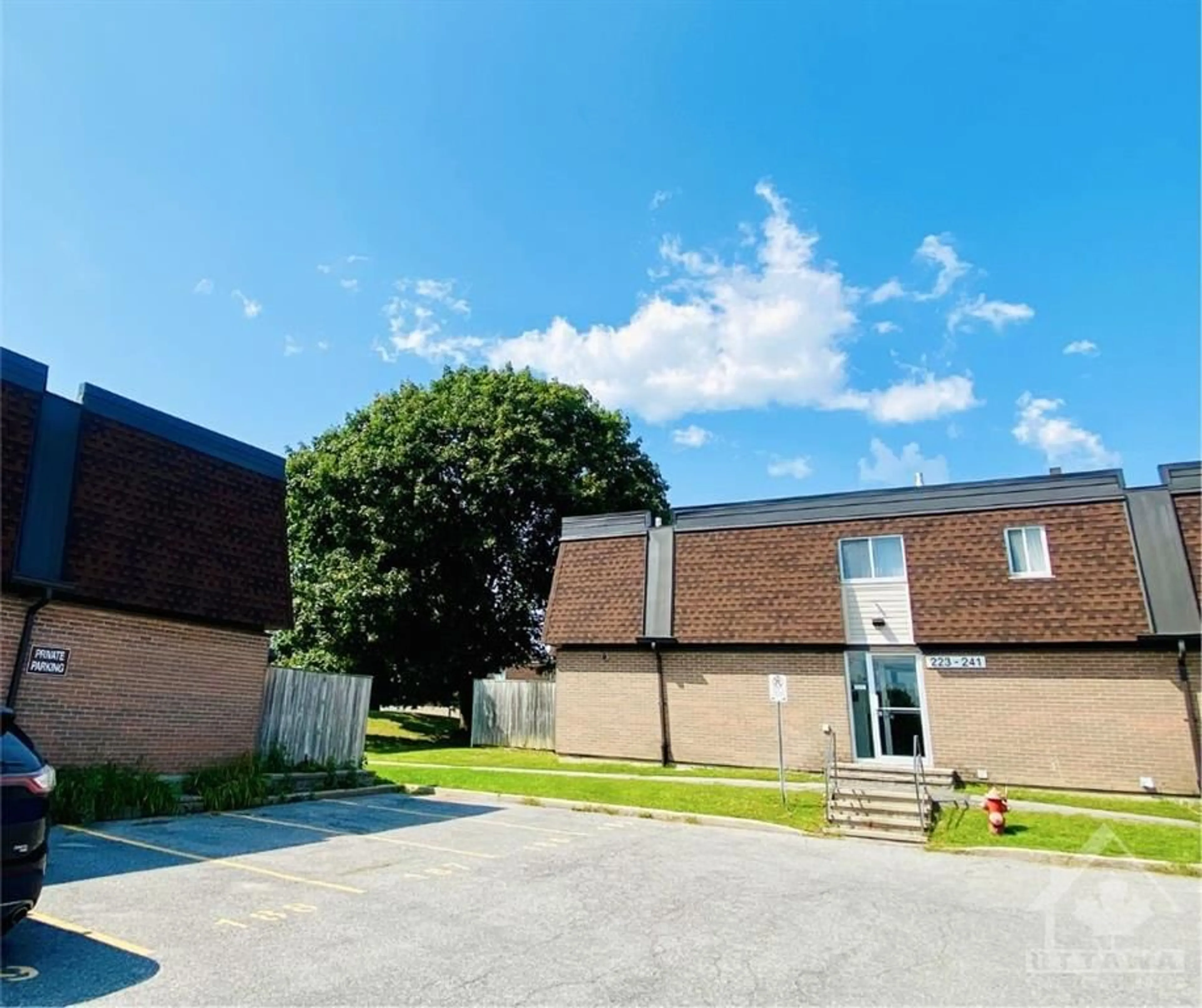 Outside view for 235 RIDGEPARK Pvt, Ottawa Ontario K2G 1H1