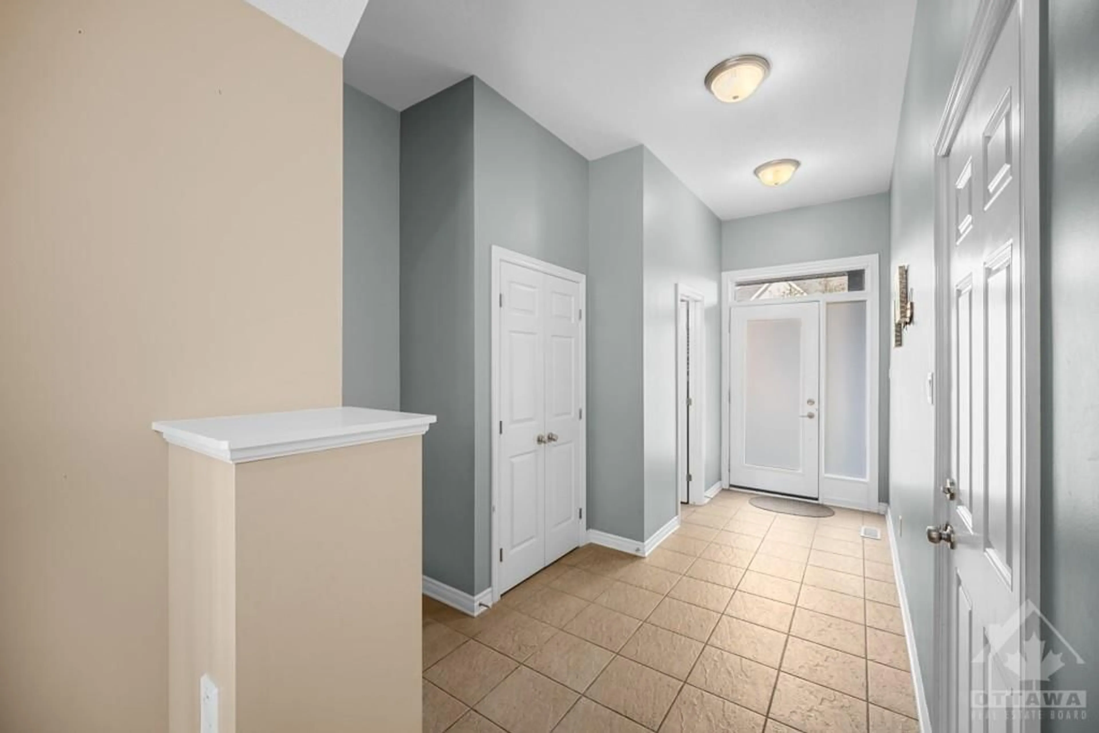 Indoor entryway for 334 GRAMMOND Cir, Ottawa Ontario K4A 0W8