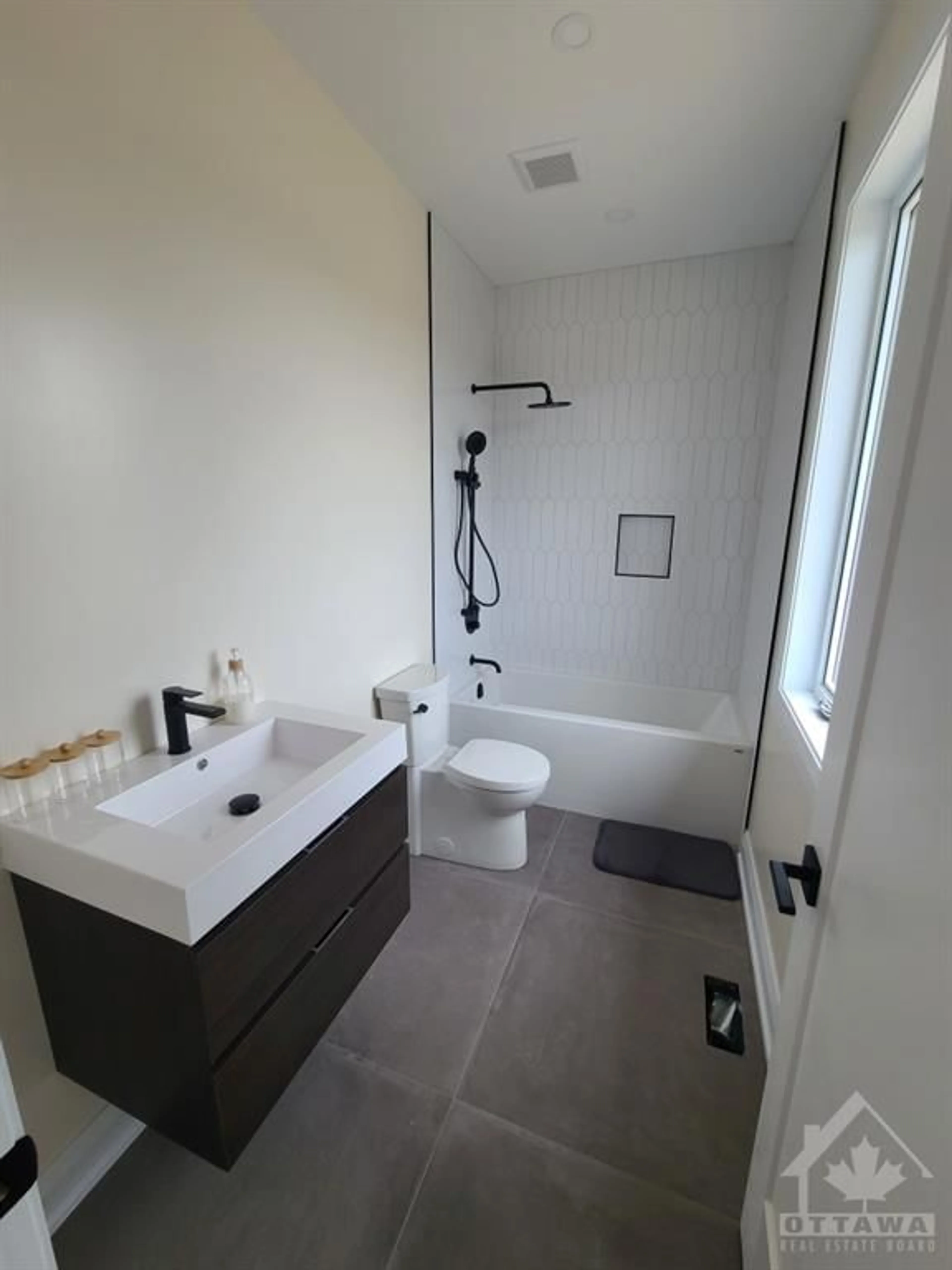 Contemporary bathroom, ceramic floors for 6840 STILL MEADOW Way, Greely Ontario K4P 0C9