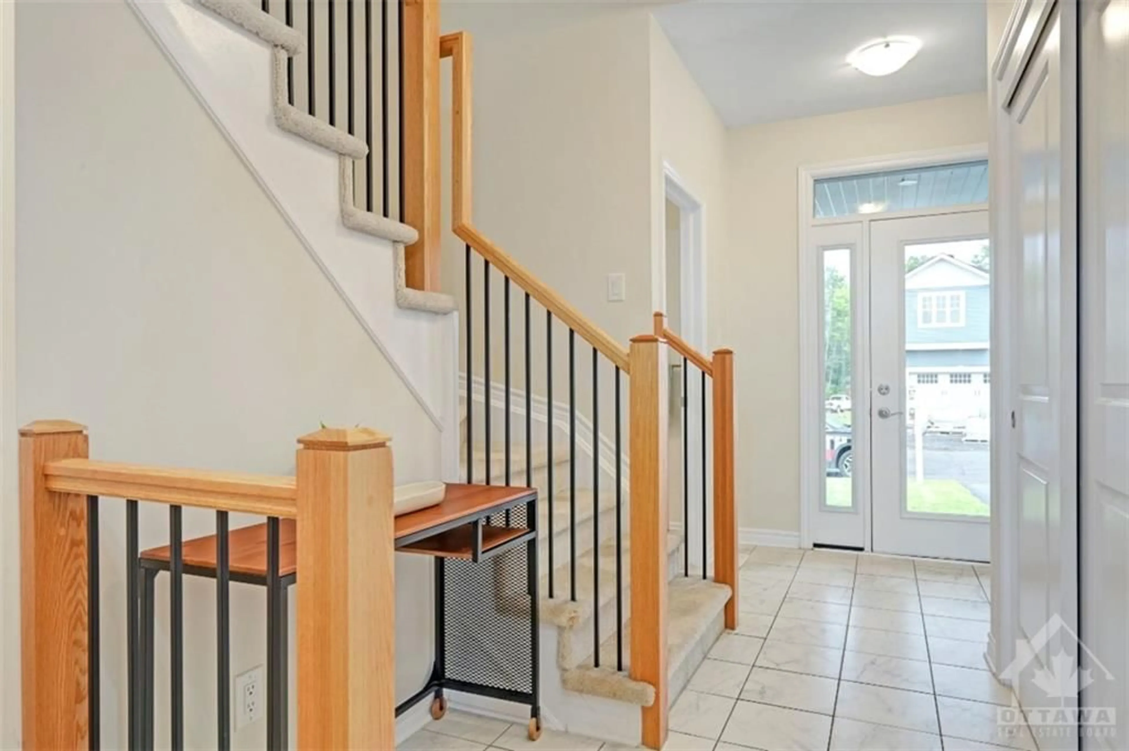 Indoor entryway, wood floors for 705 DU RIVAGE St, Rockland Ontario K4K 0K1