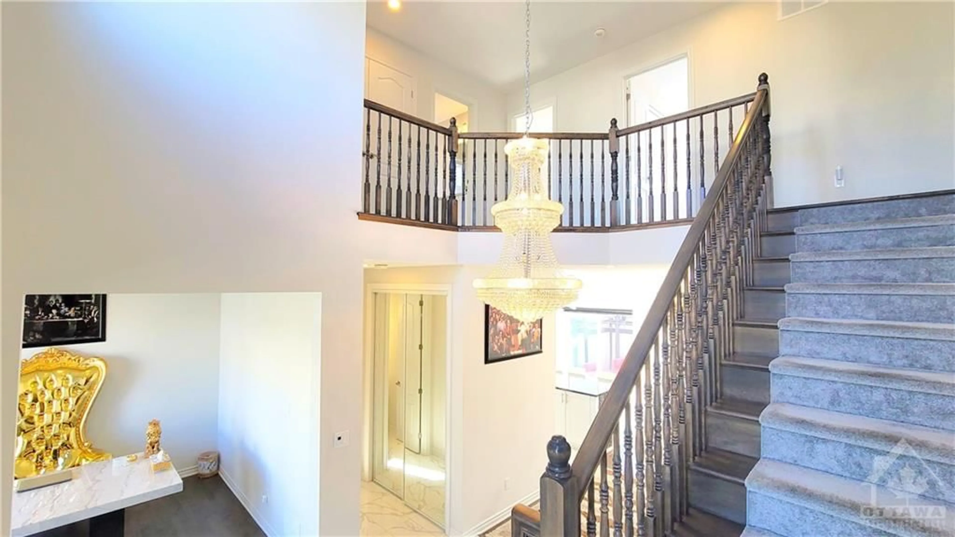 Indoor foyer for 326 LAMARCHE Ave, Ottawa Ontario K1W 1H2