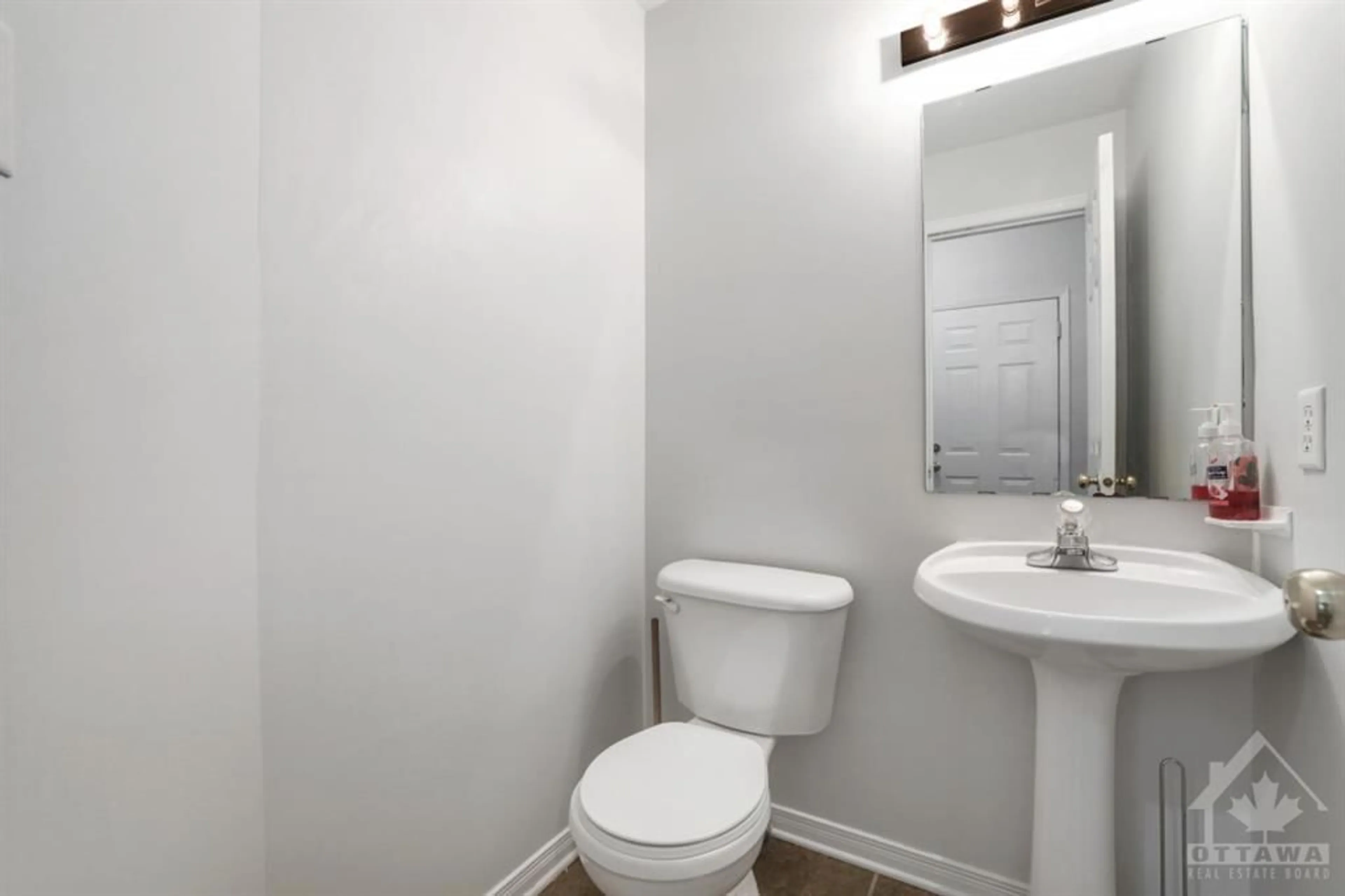 Standard bathroom for 119 GOLDENSTAR Pvt, Ottawa Ontario K1V 2A3