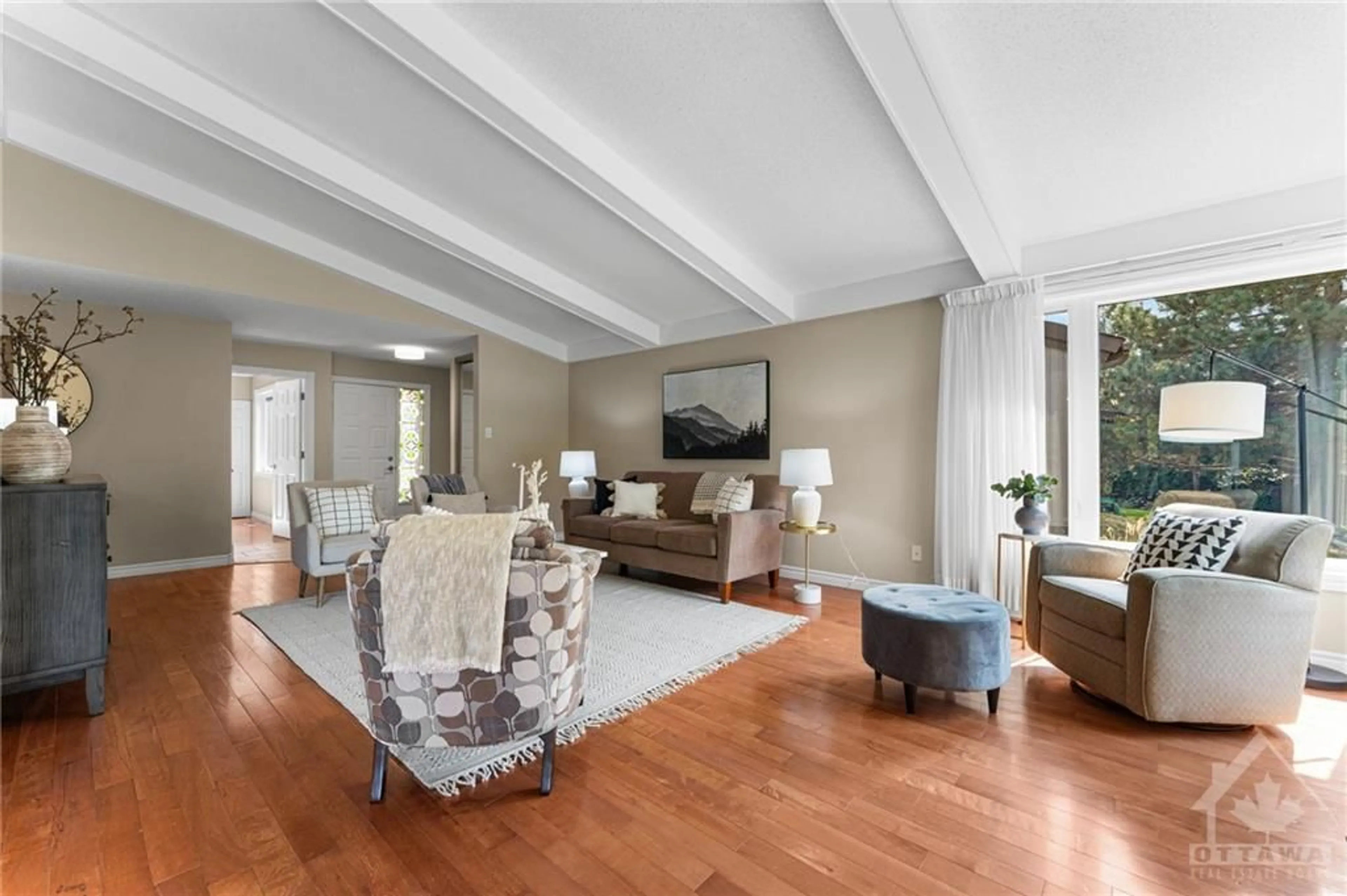 Living room, wood floors for 40 SPYGLASS Ridge, Stittsville Ontario K2S 1B9