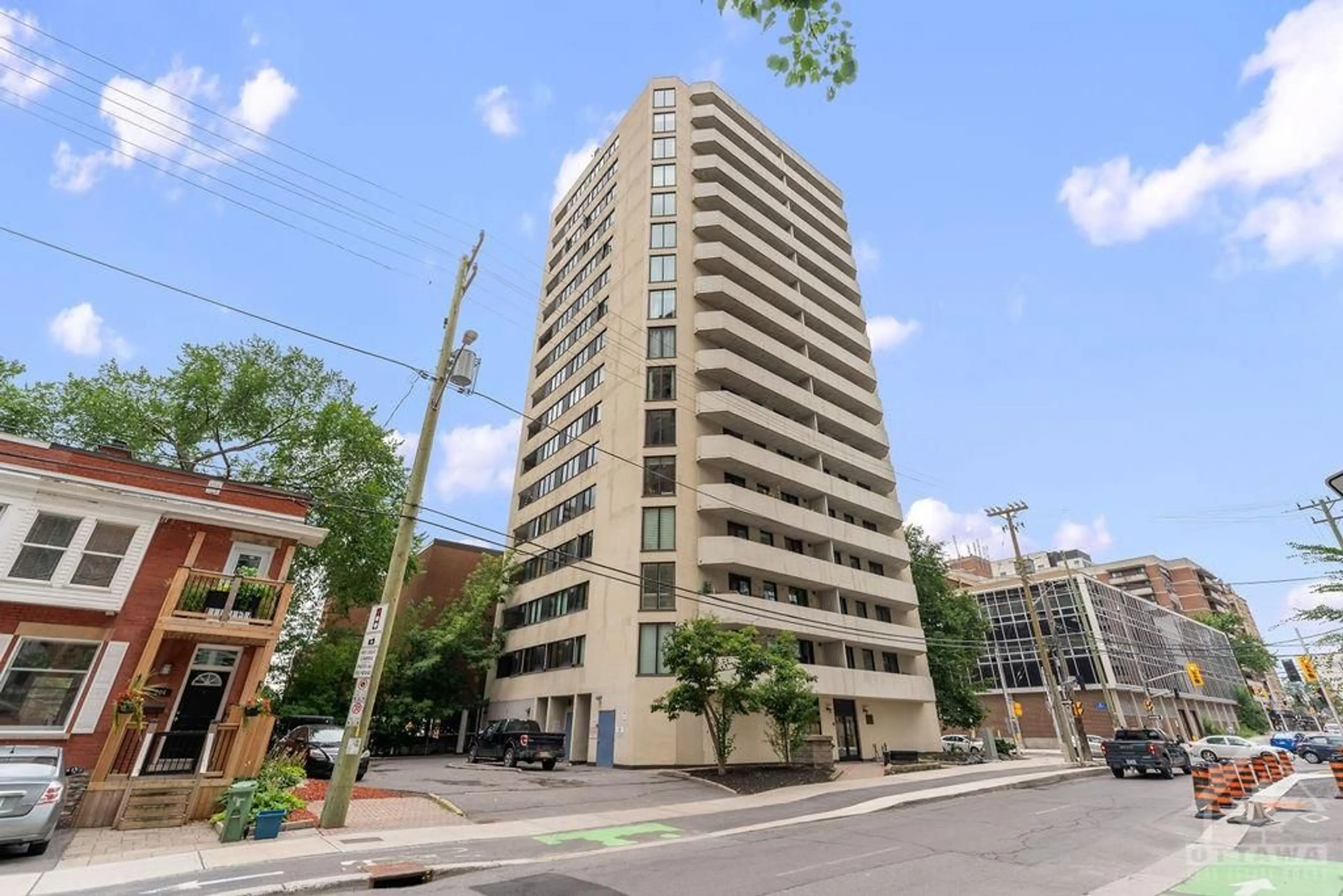 A pic from exterior of the house or condo for 200 BAY St #1703, Ottawa Ontario K1R 7W8