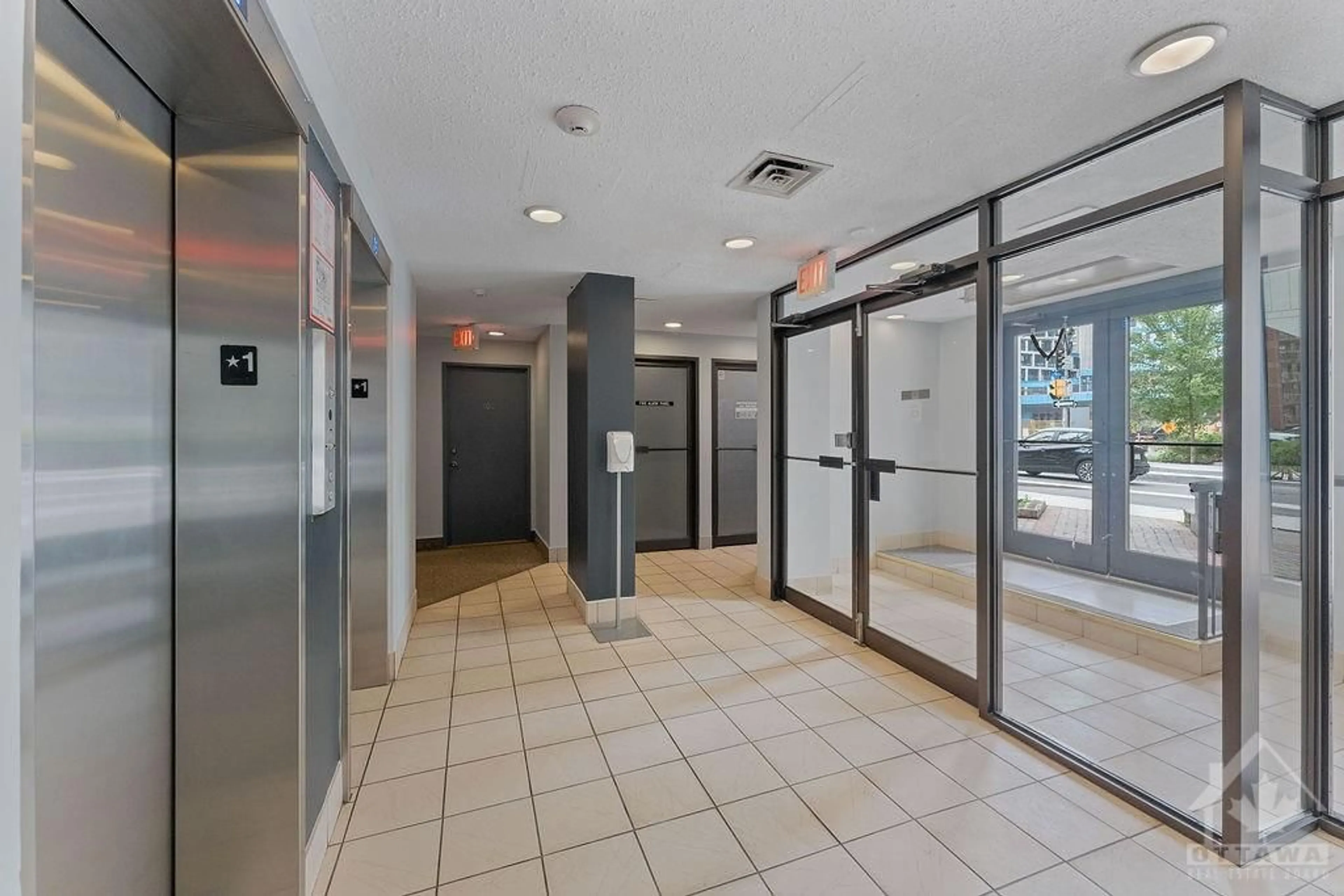 Indoor foyer for 200 BAY St #1703, Ottawa Ontario K1R 7W8