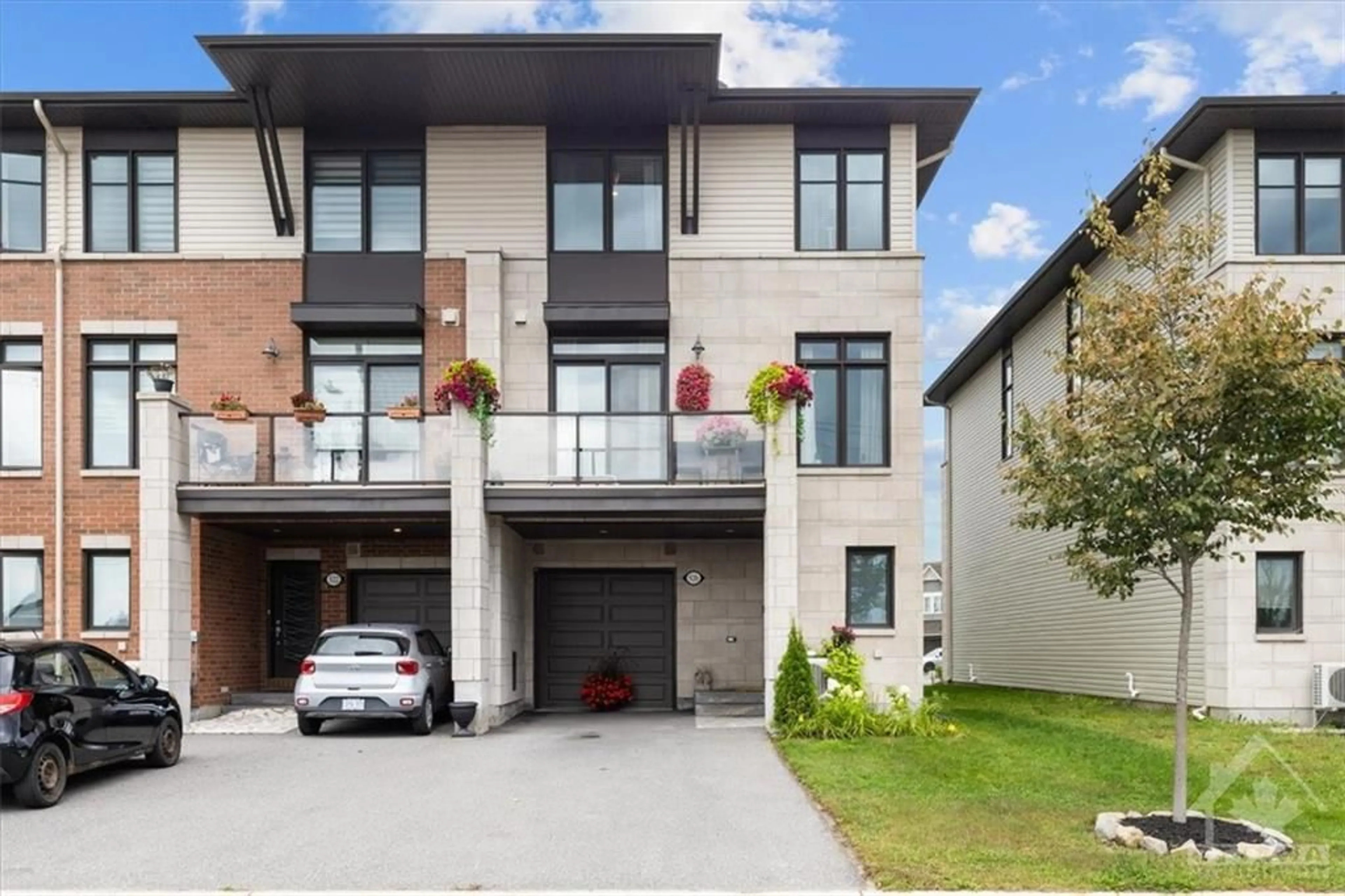 Frontside or backside of a home for 520 LABRADOR Cres, Ottawa Ontario K1T 0R3