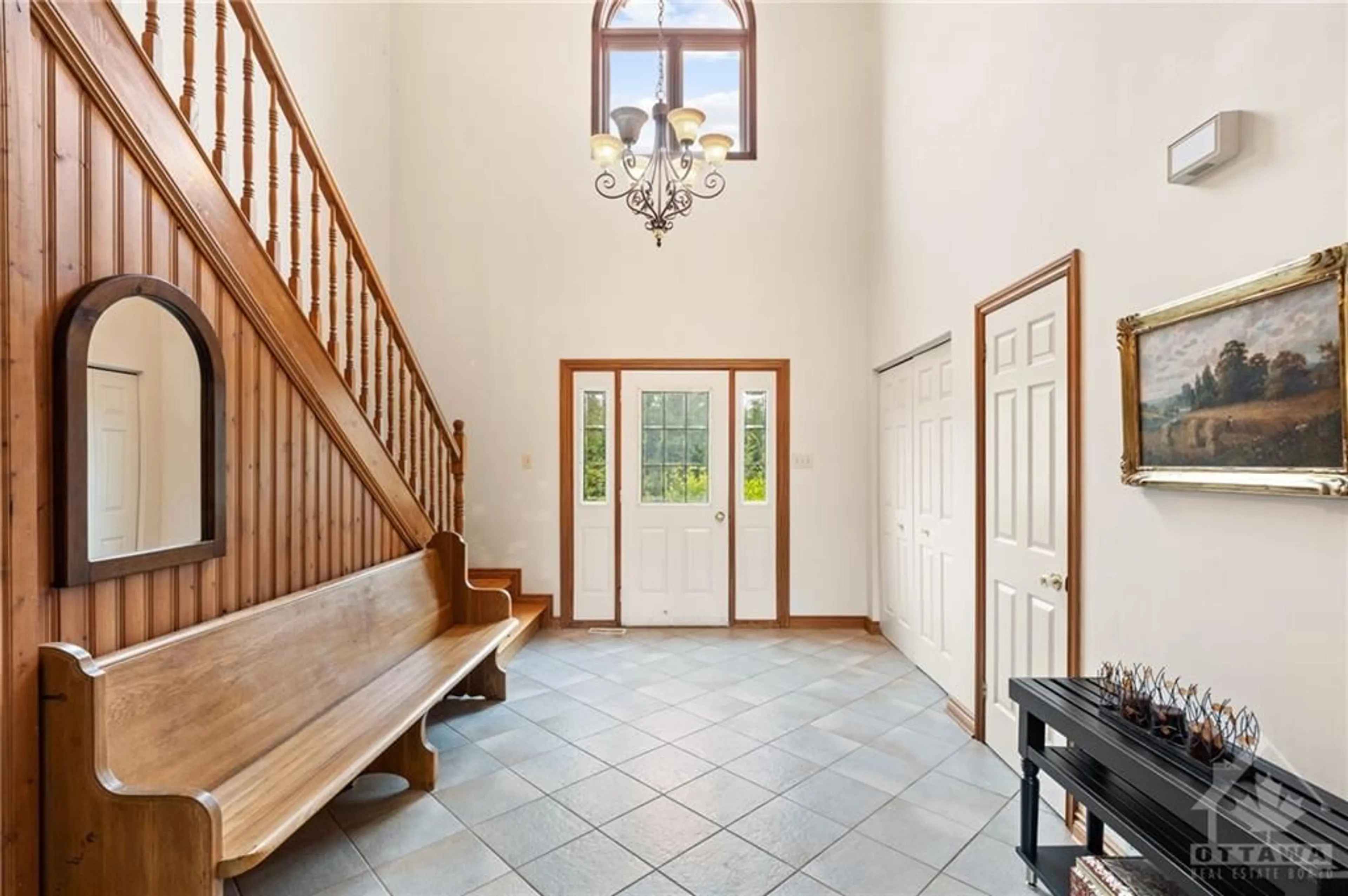 Indoor foyer, wood floors for 2062 GREYS CREEK Rd, Ottawa Ontario K4P 1H7