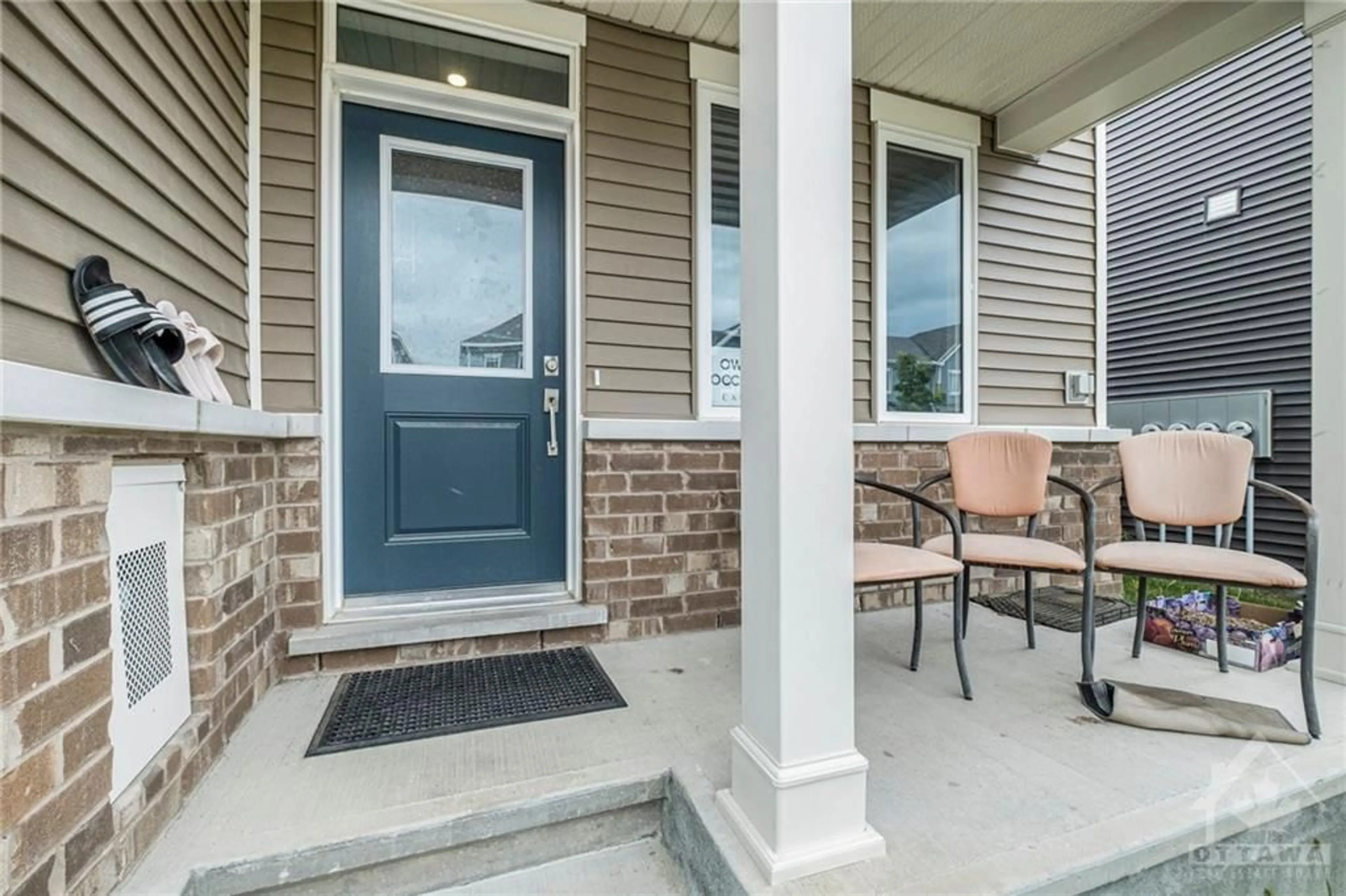 Indoor entryway, wood floors for 55 FOCALITY Cres, Ottawa Ontario K2J 6W8