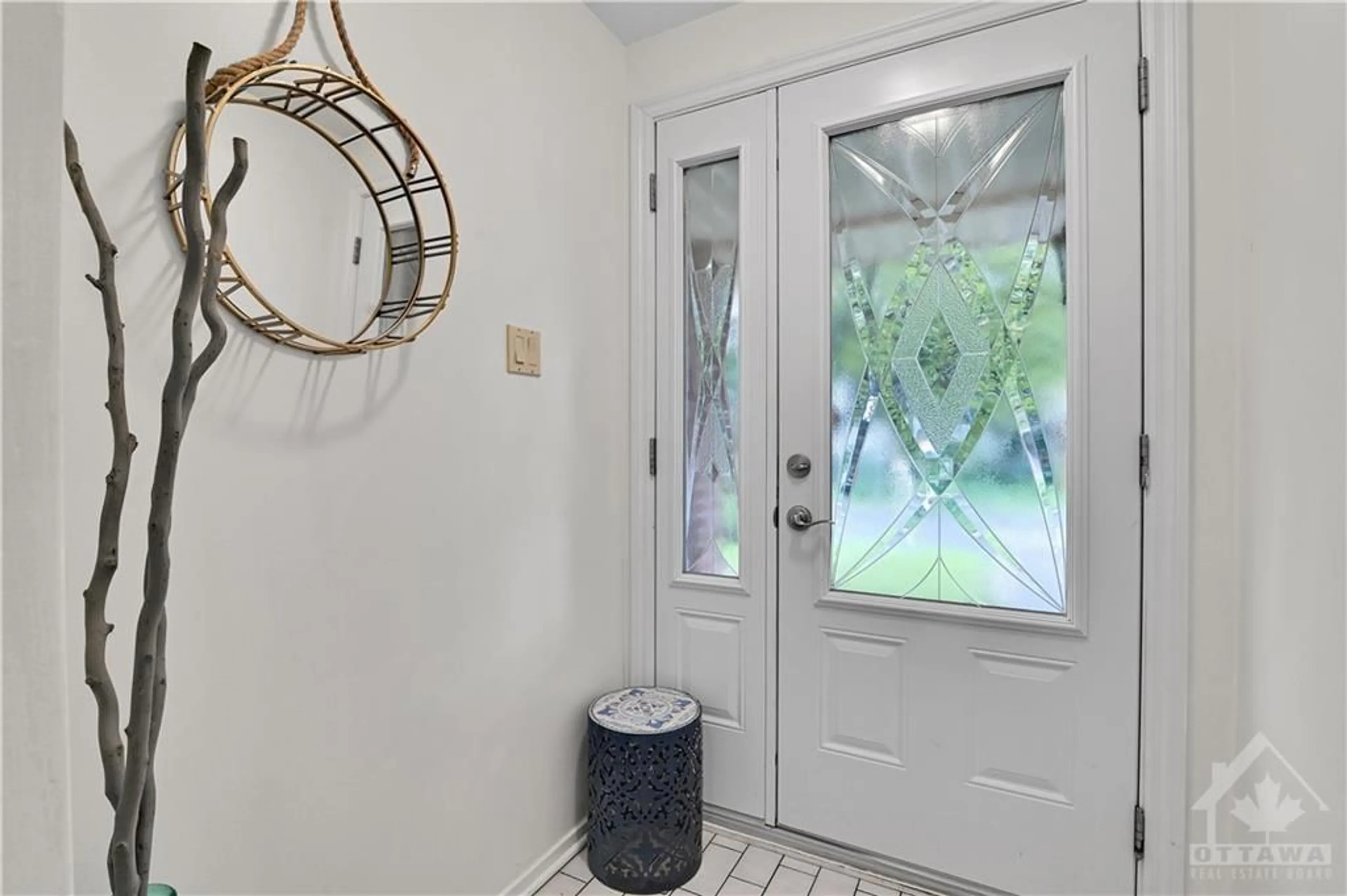 Indoor entryway, wood floors for 6089 DES TREFLIERES Gdns, Ottawa Ontario K1C 5T6