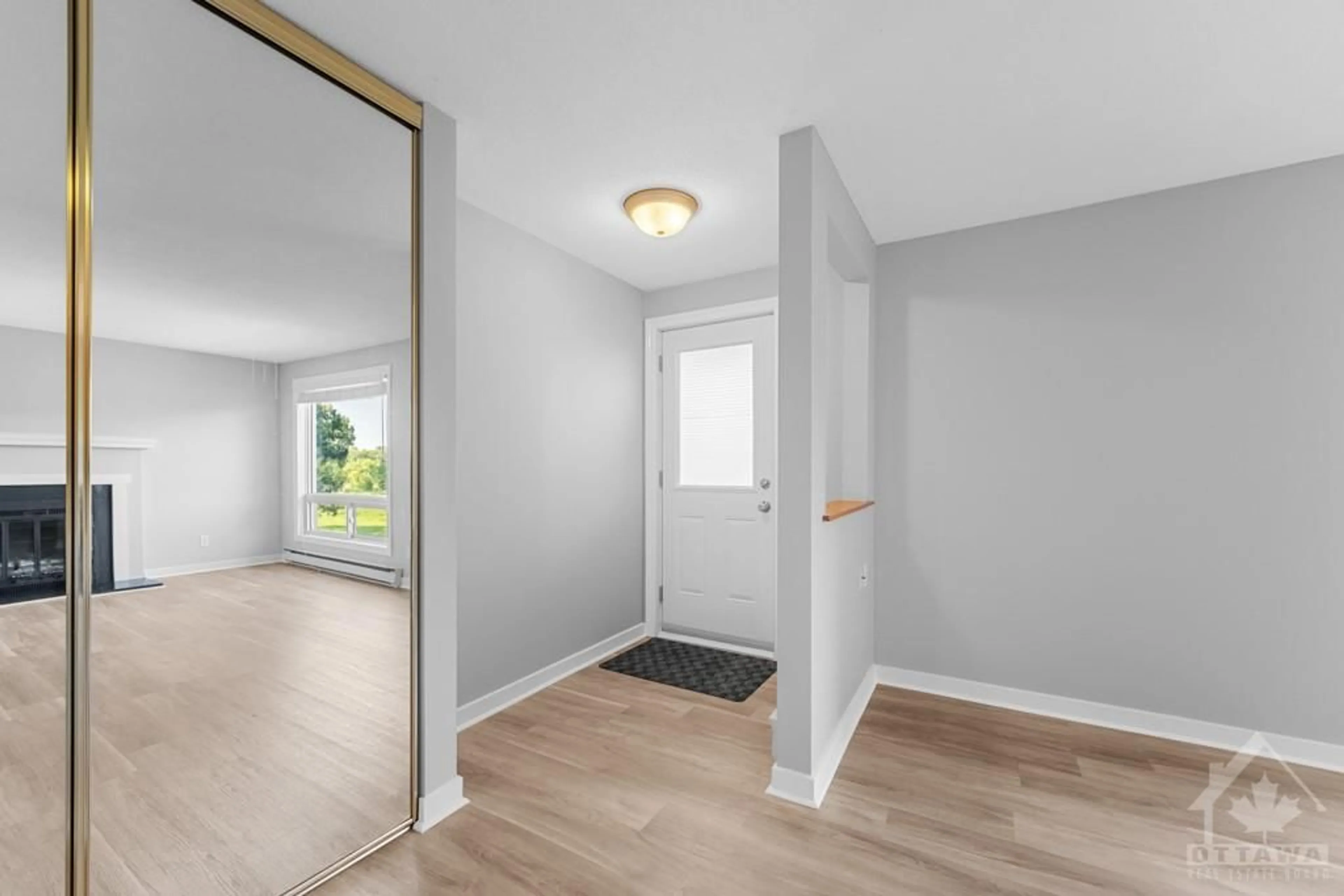 Indoor entryway for 754 ST ANDRE Dr #80A, Ottawa Ontario K1C 2X9