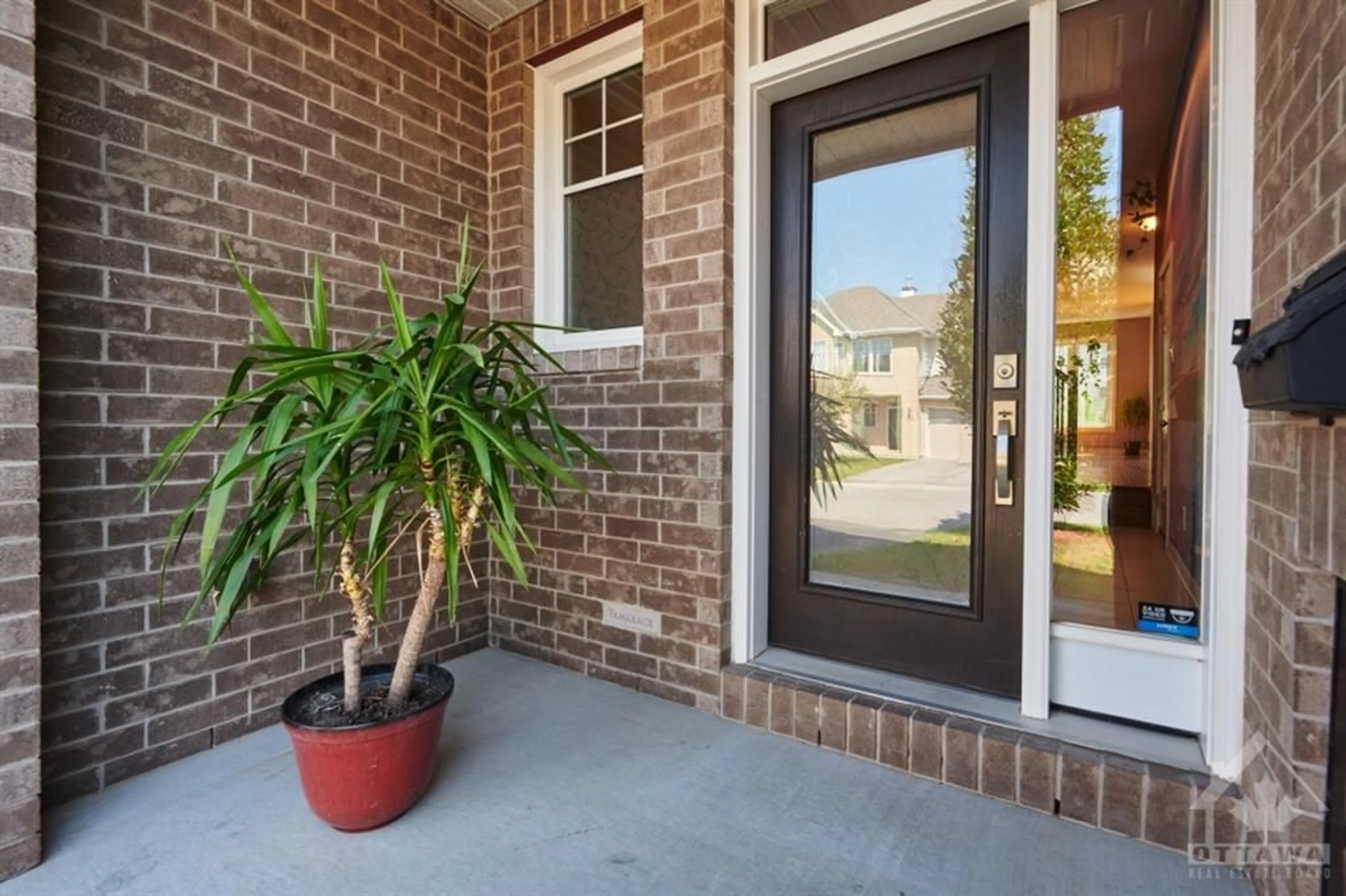 Indoor entryway for 727 HAZELNUT Cres, Gloucester Ontario K1T 0K3