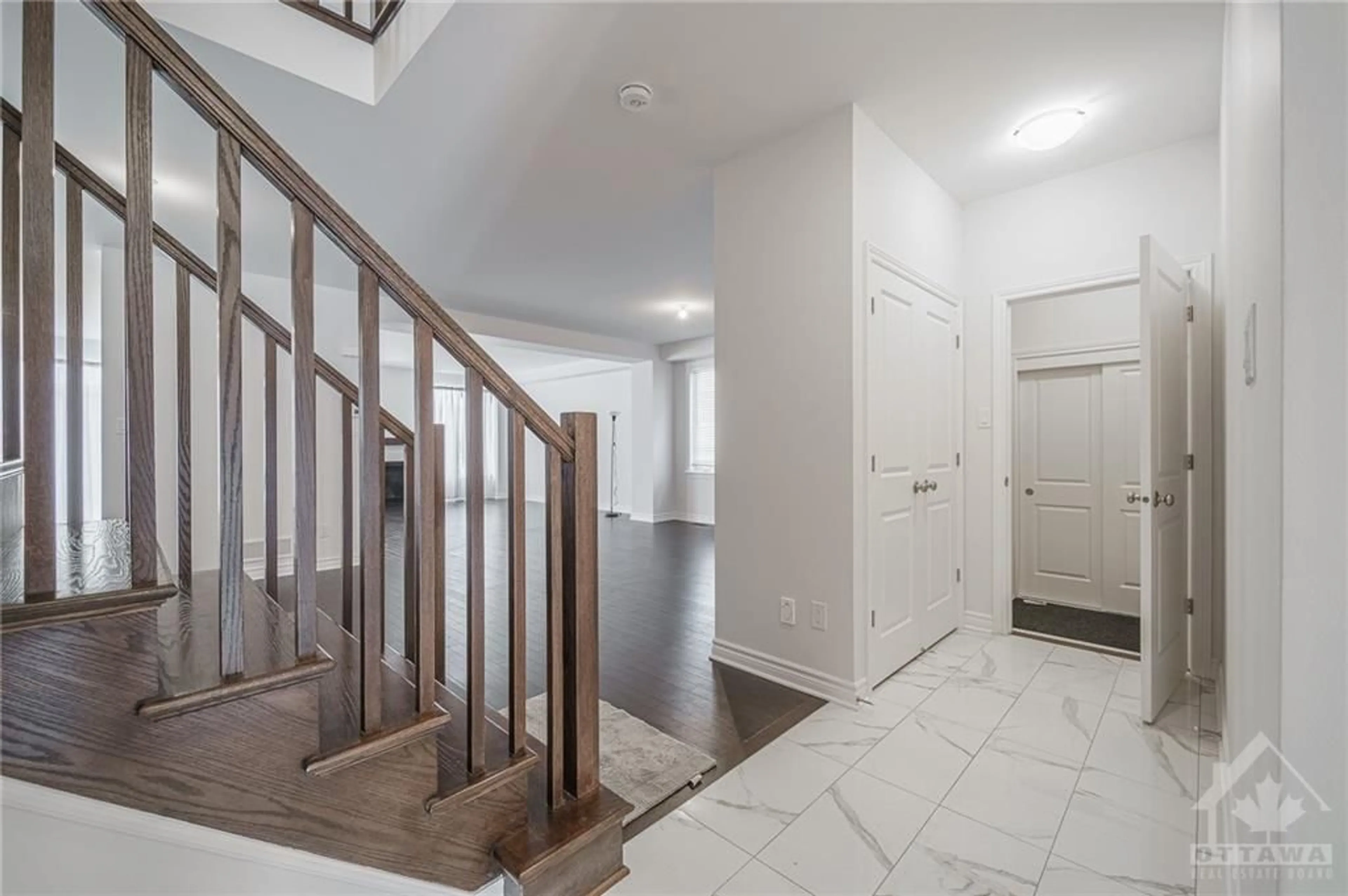 Indoor entryway for 905 EMBANKMENT St, Ottawa Ontario K2V 0B9