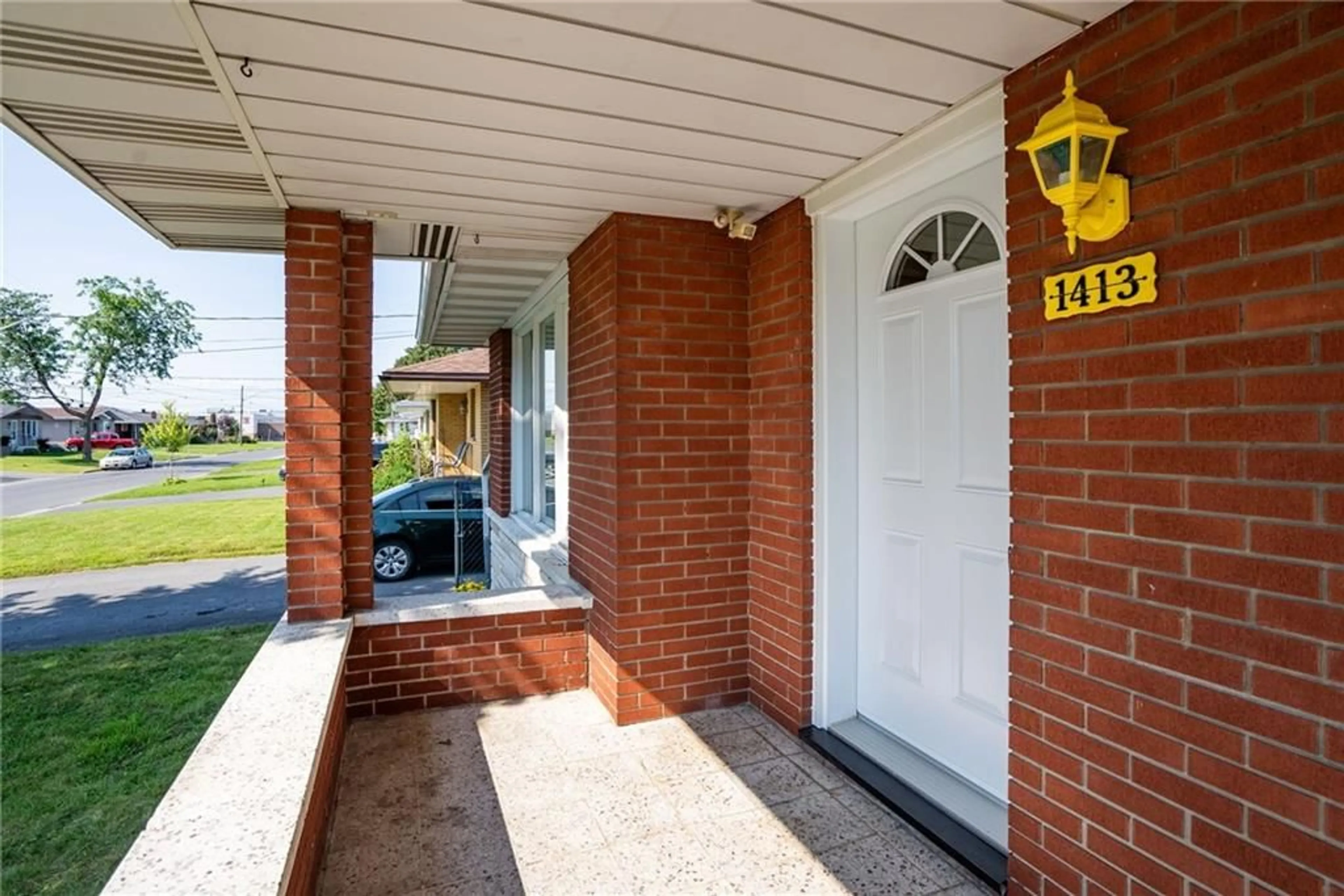 Indoor foyer for 1413 CHURCHILL St, Cornwall Ontario K6J 4Y4