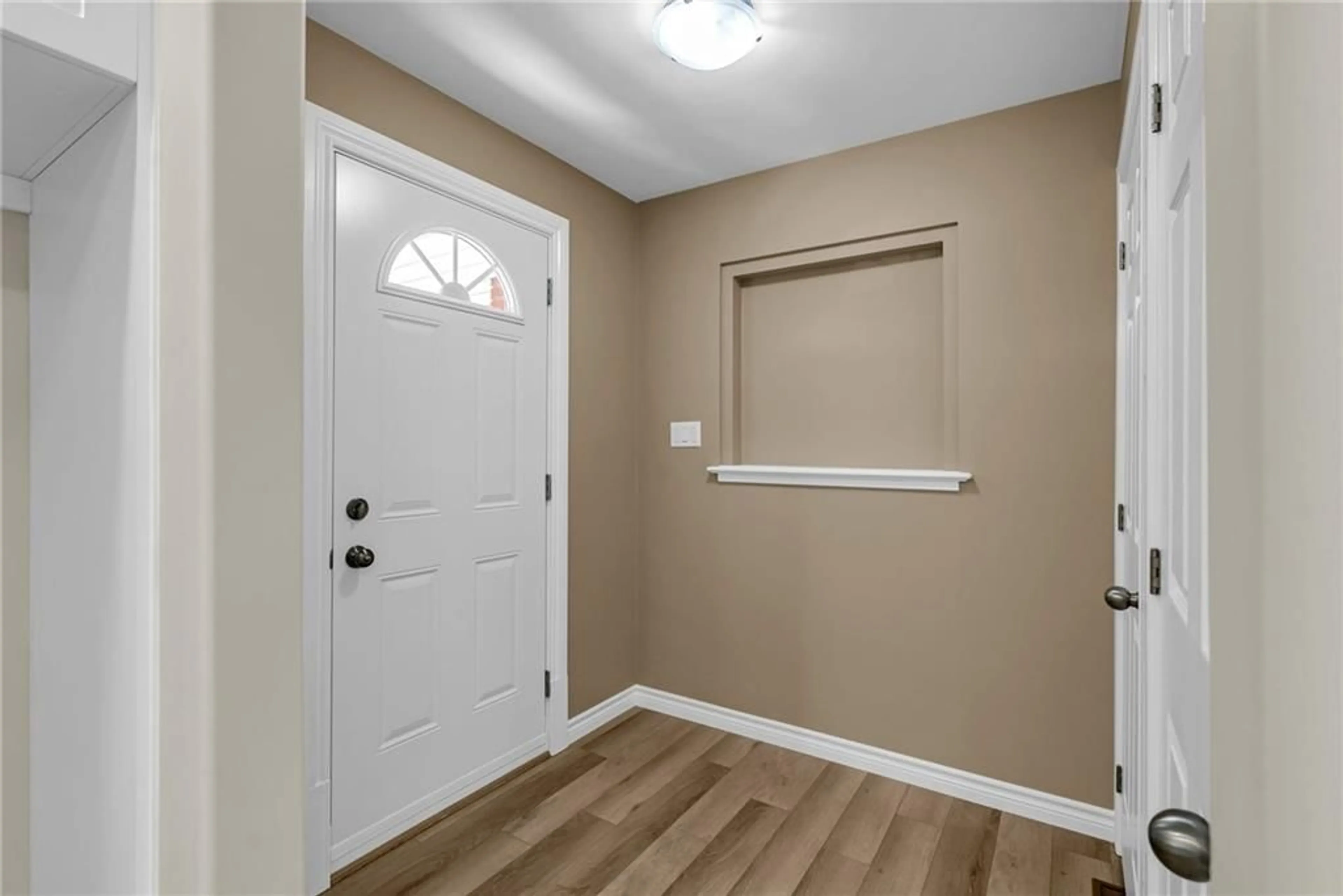 Indoor entryway, wood floors for 1413 CHURCHILL St, Cornwall Ontario K6J 4Y4