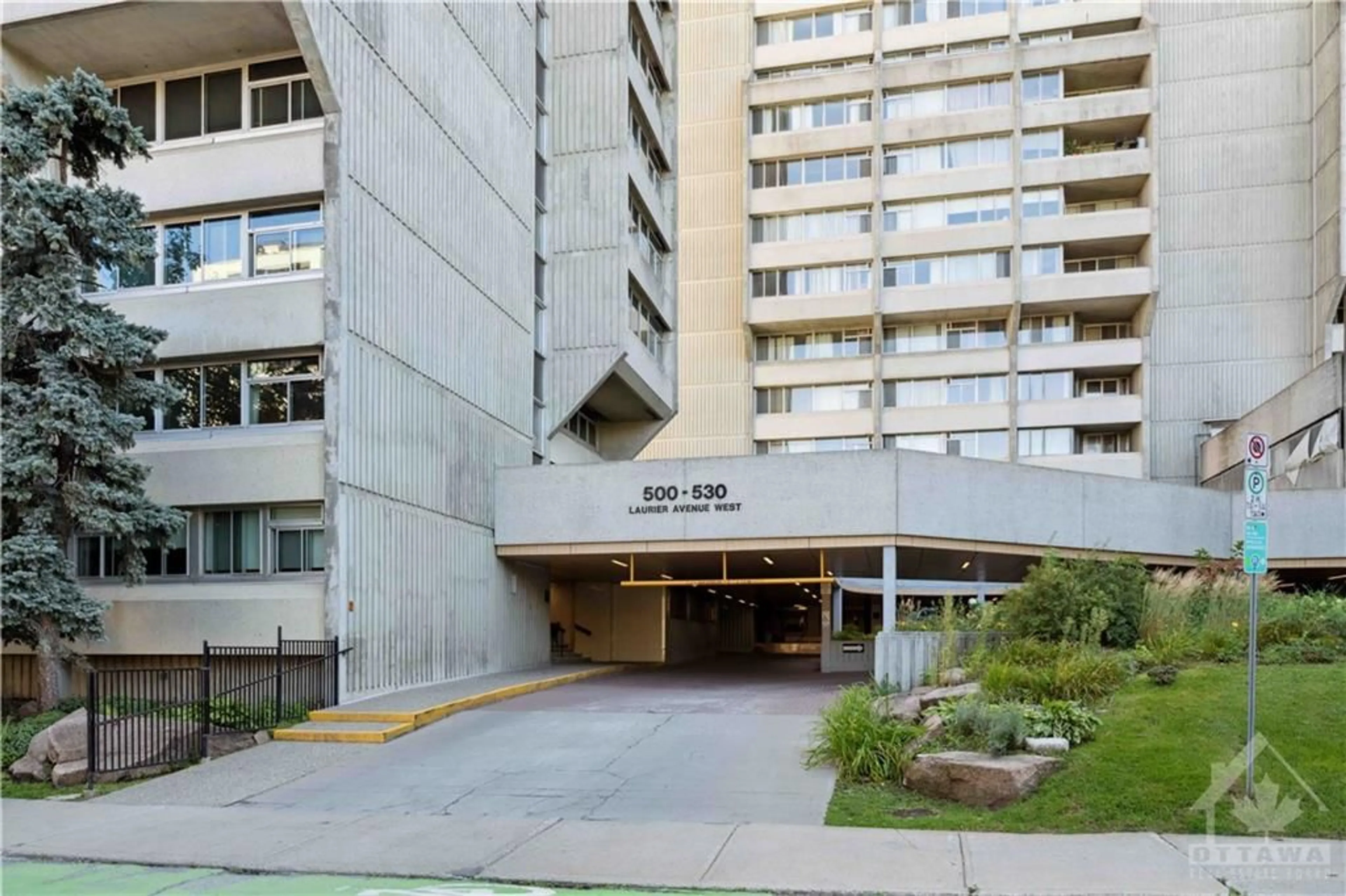 A pic from exterior of the house or condo, the front or back of building for 530 LAURIER Ave #1608, Ottawa Ontario K1R 7T1