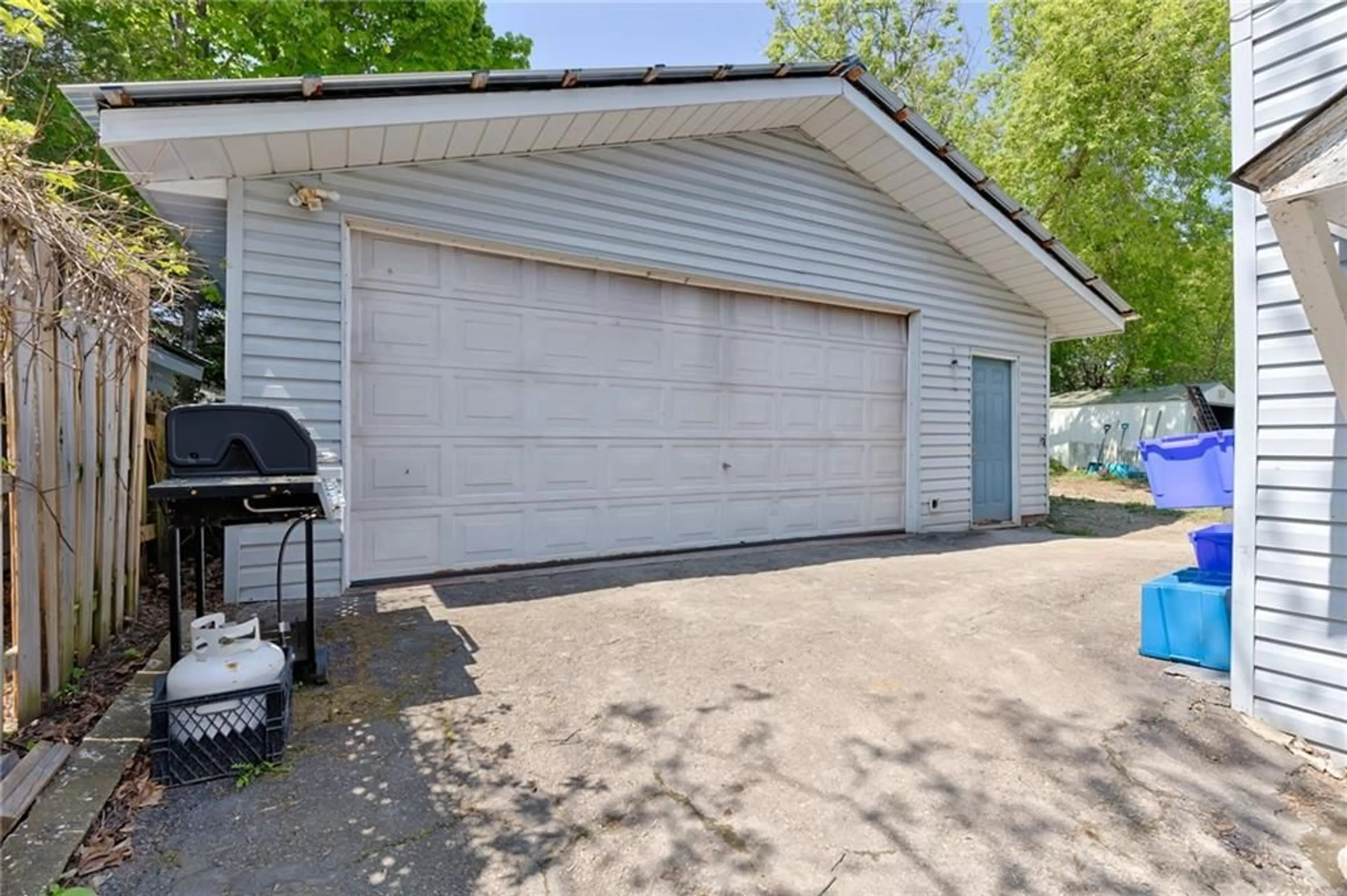 Indoor garage, cement floor for 52 QUEEN St, Renfrew Ontario K7V 2A6