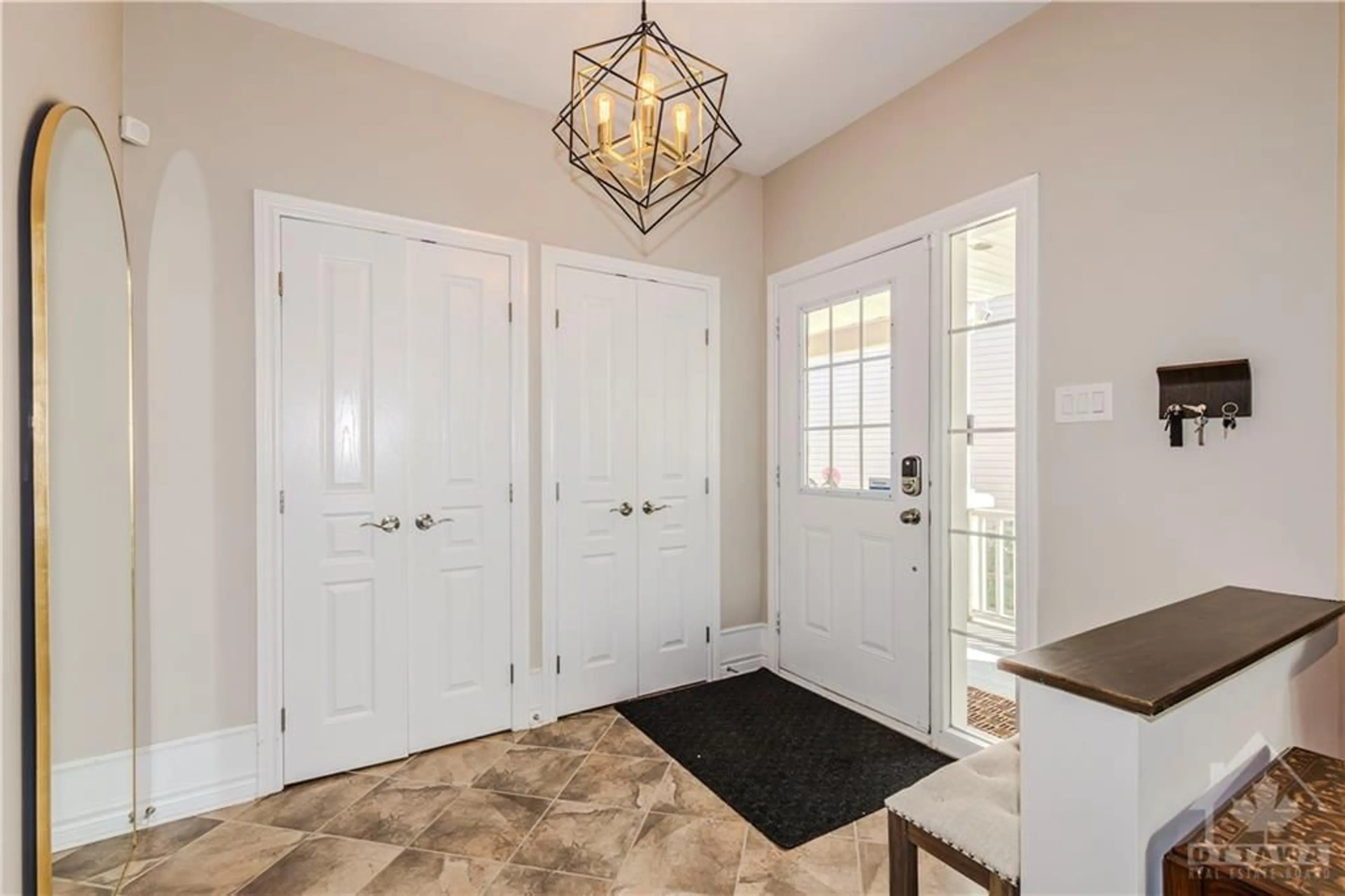 Indoor entryway for 318 LAUGHLIN Cir, Ottawa Ontario K2T 0E1