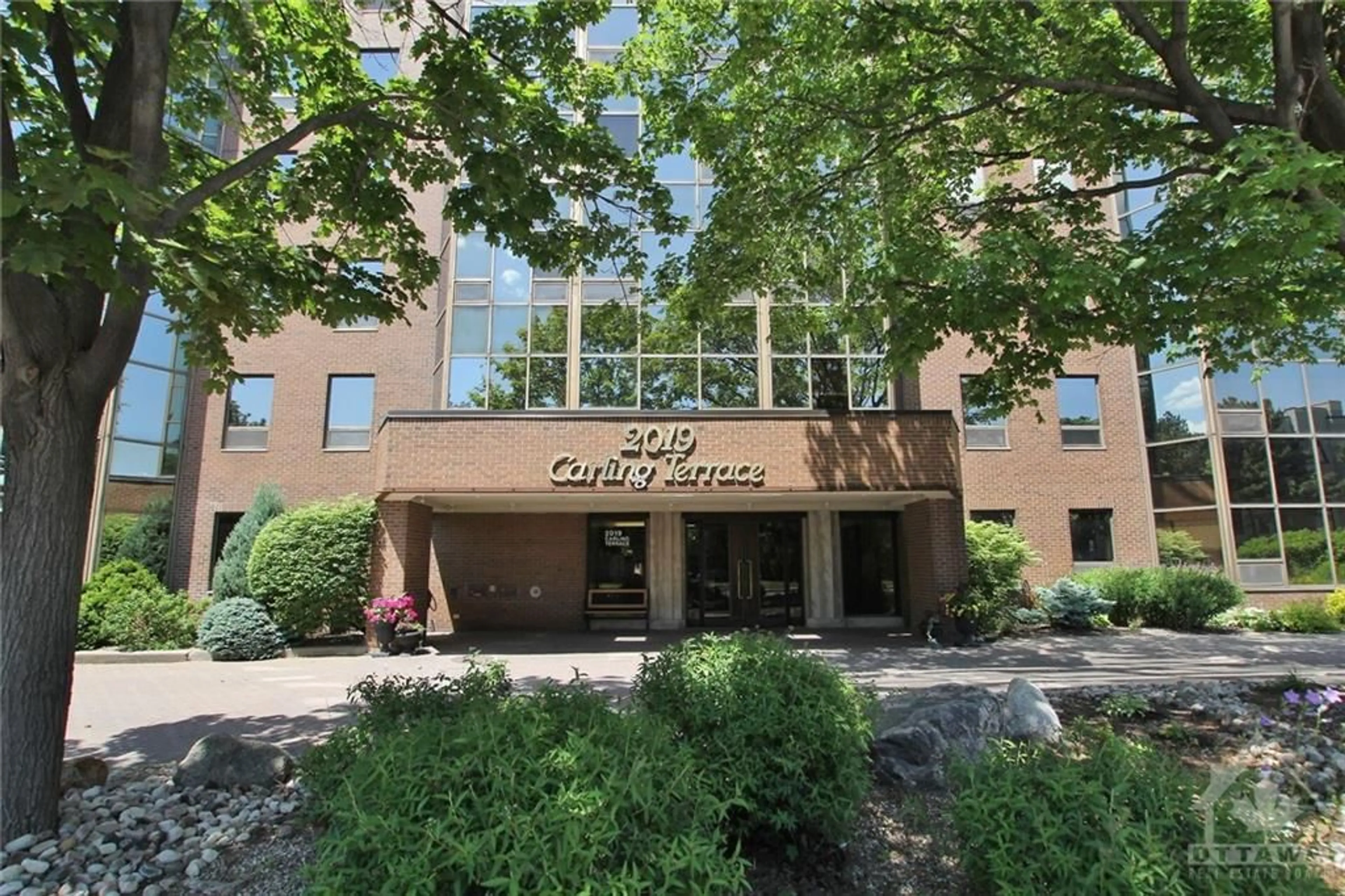 Indoor foyer for 2019 CARLING Ave #702, Ottawa Ontario K2A 4A2